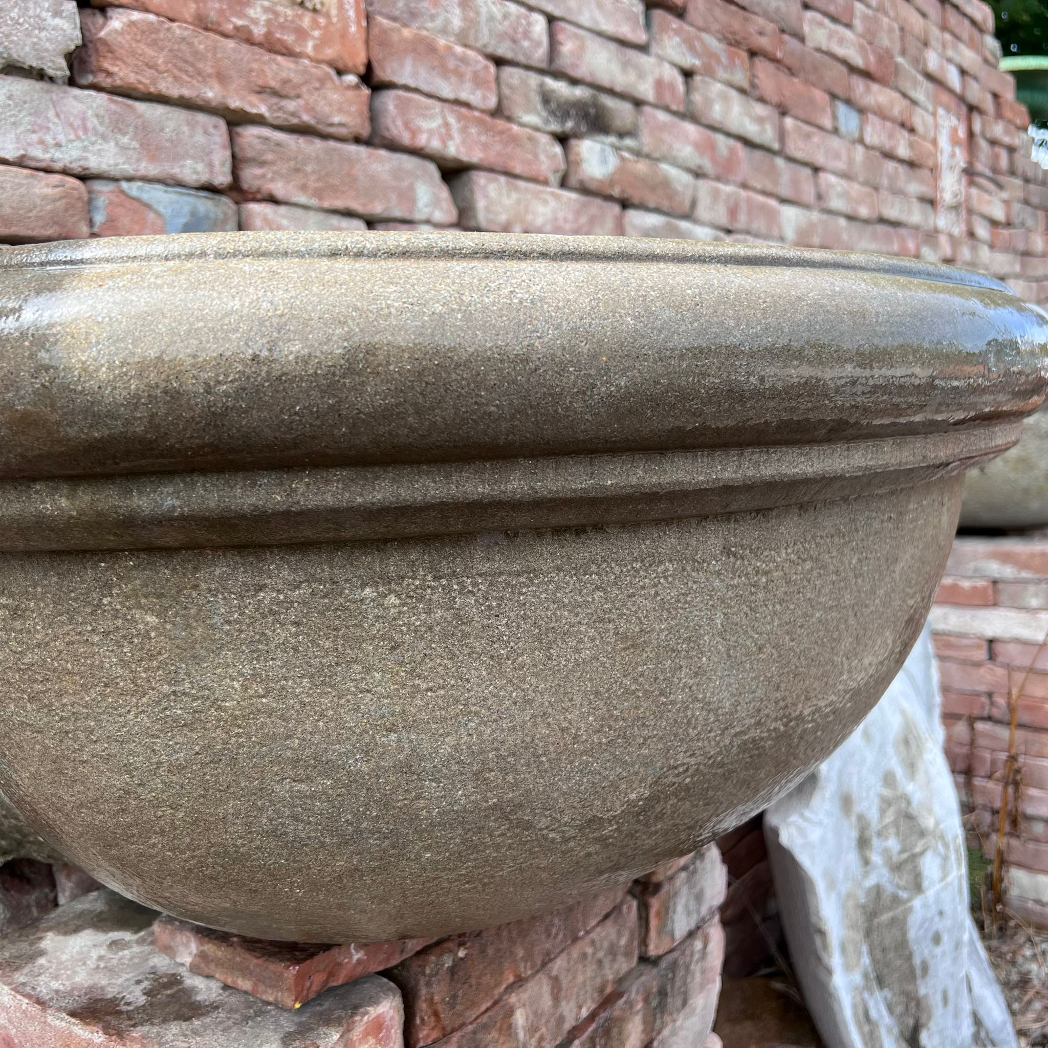Wall-mounted stone tub