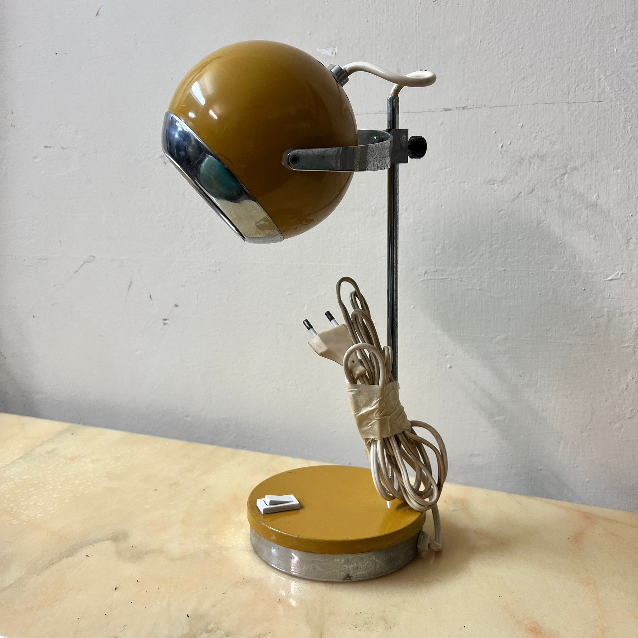 Lampada gialla vintage