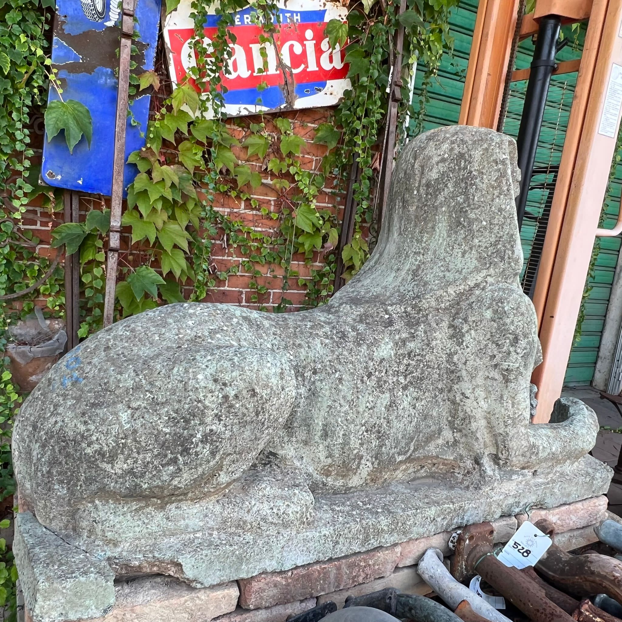 Coppia di sfingi in cemento