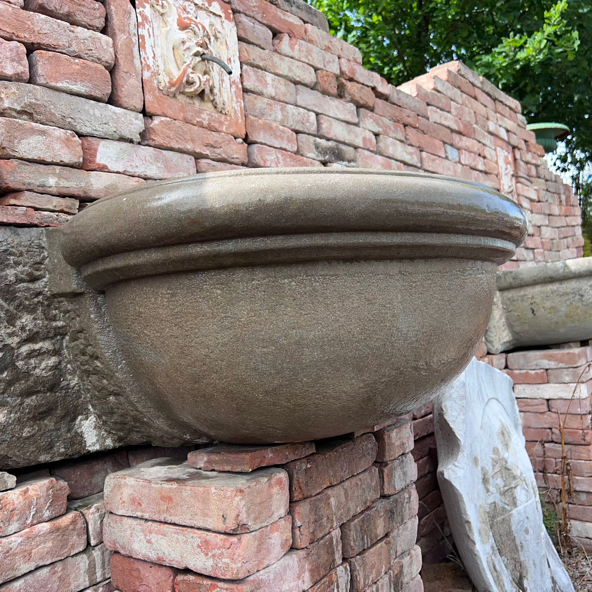 Wall-mounted stone tub
