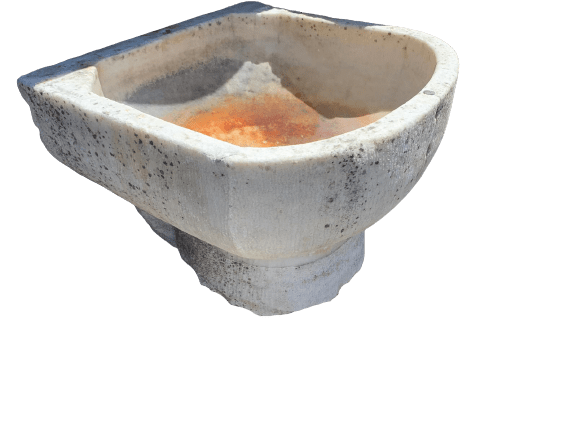 Piccola fontana a muro in marmo