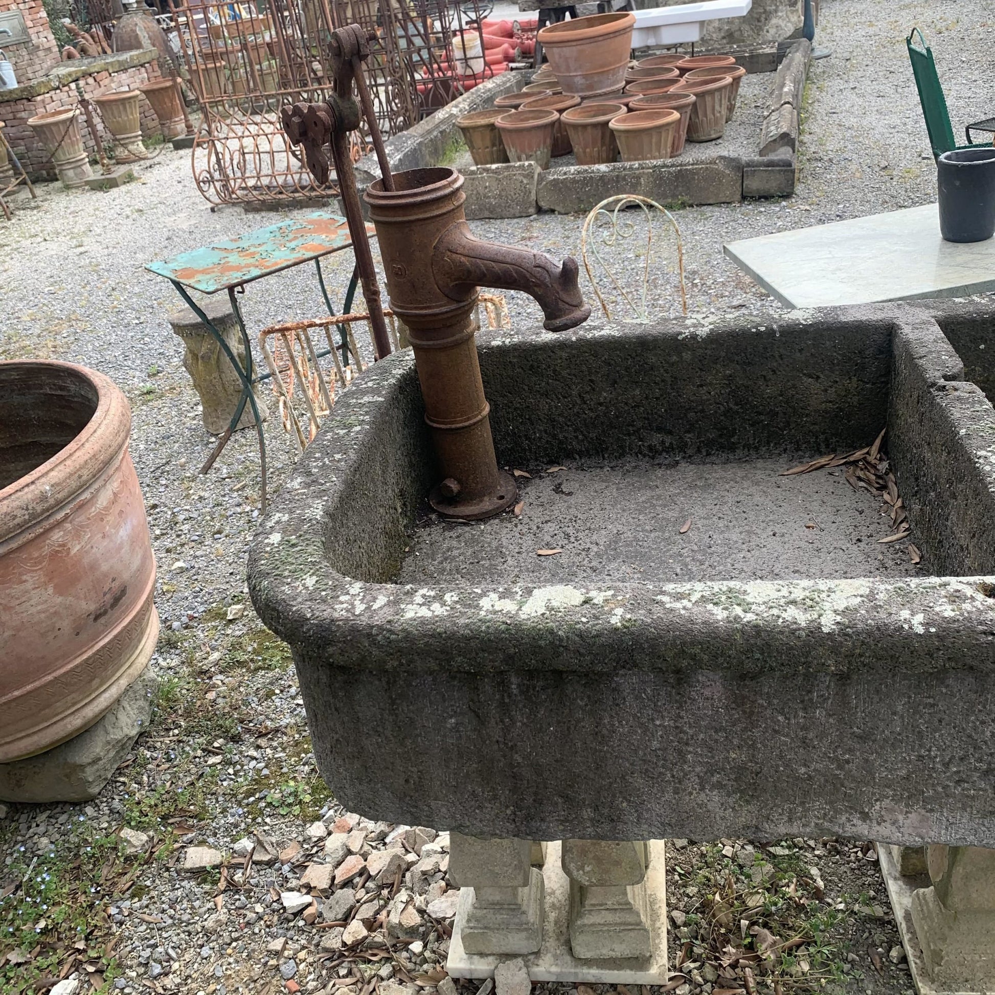 Acquaio in pietra antico grande 