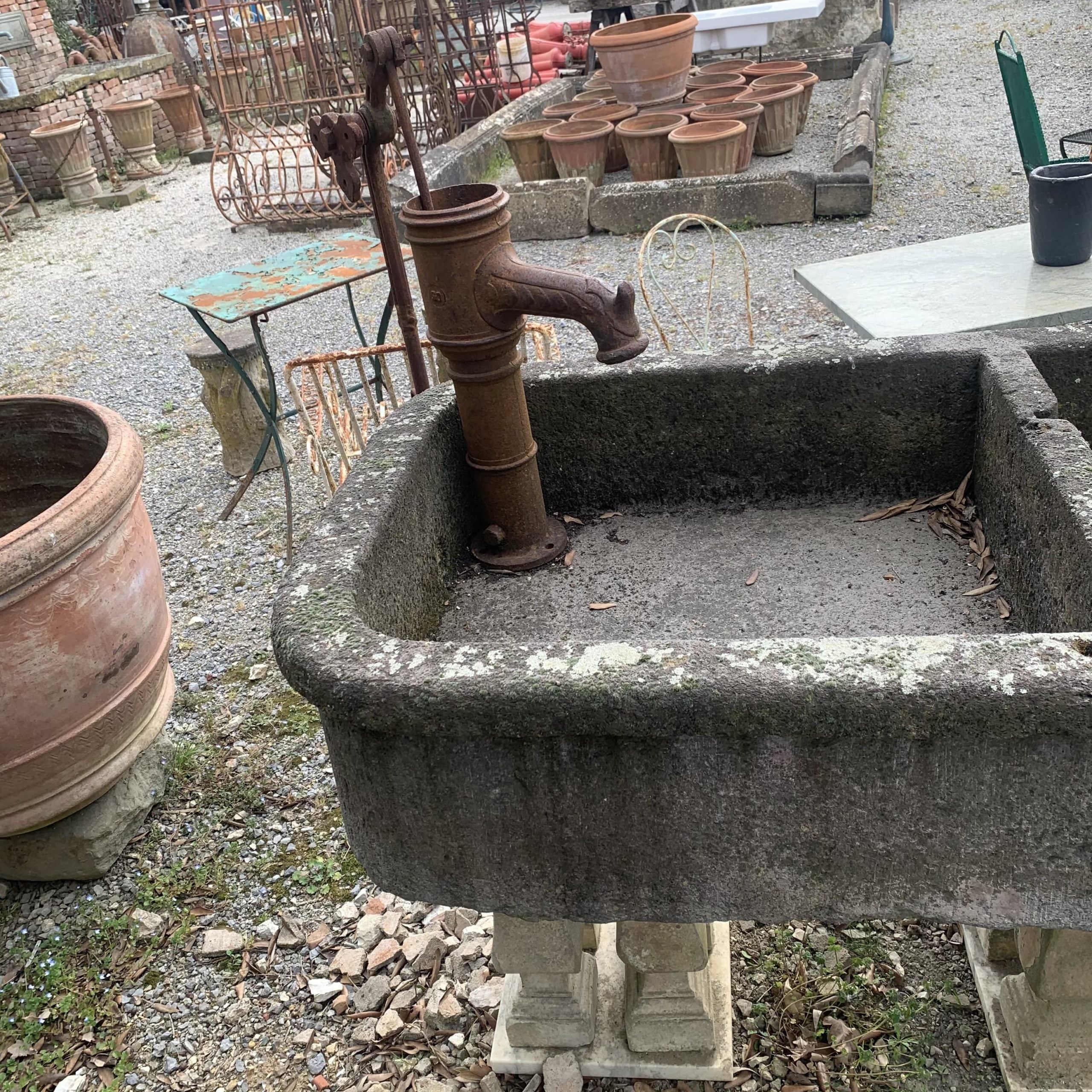 Acquaio in pietra antico grande 