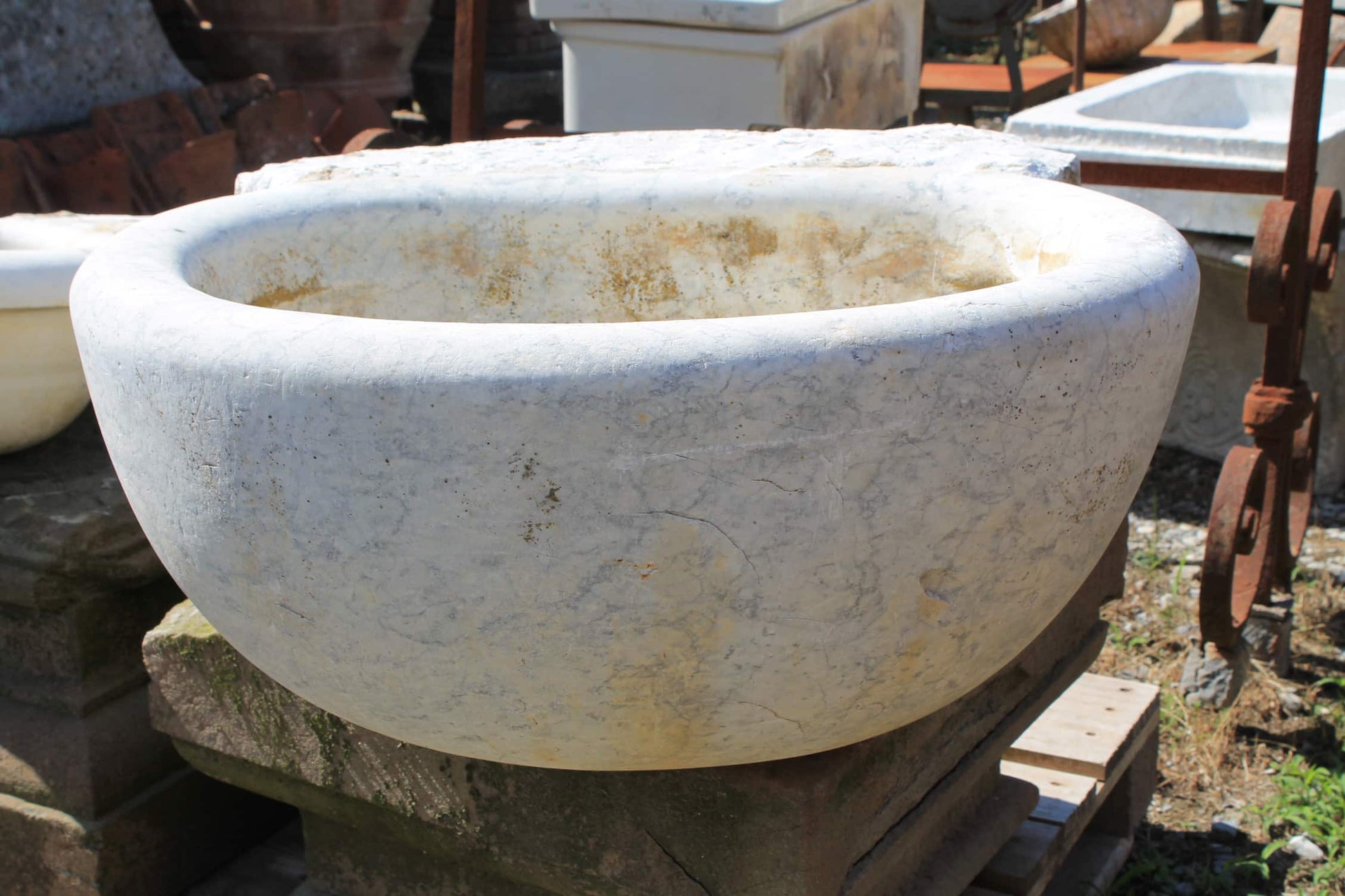 Acquasantiera vecchia di marmo dettaglio 