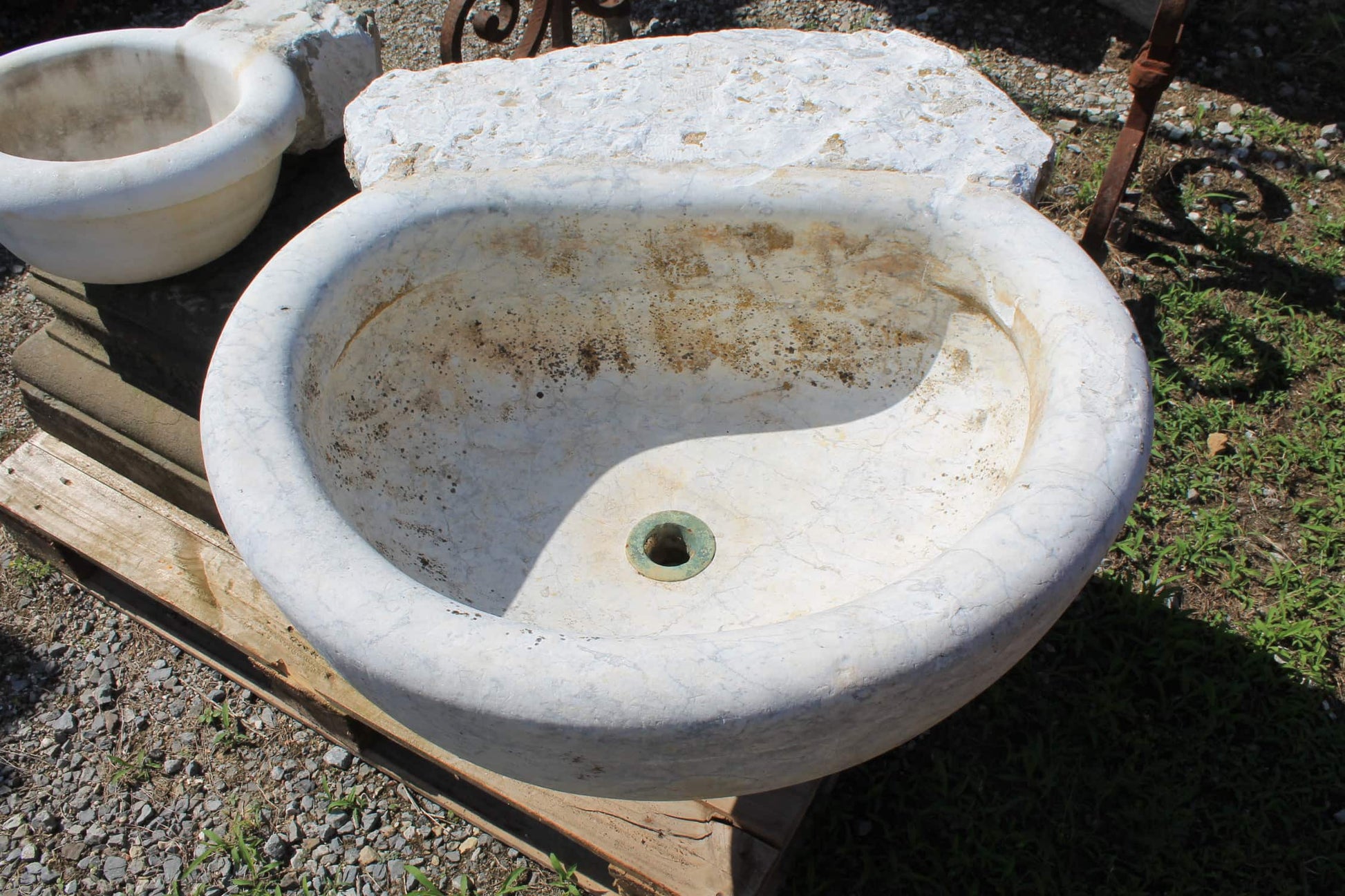 Acquasantiera vecchia di marmo dettaglio2 