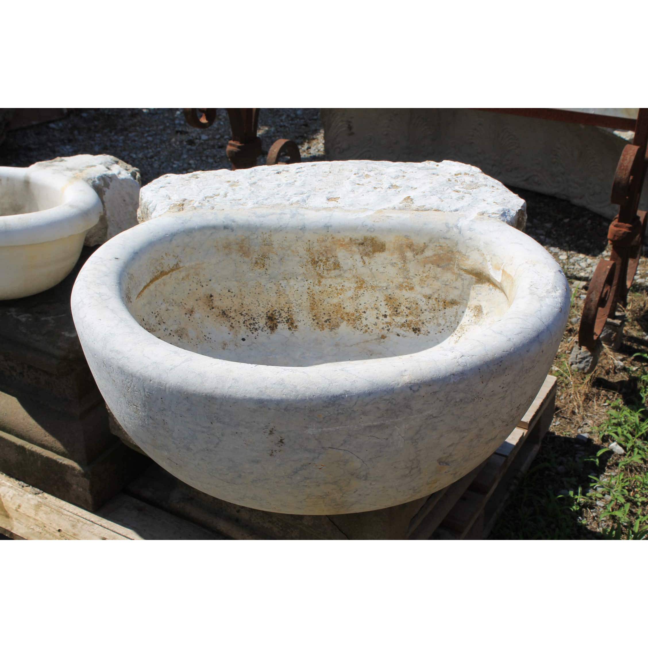 Acquasantiera vecchia di marmo
