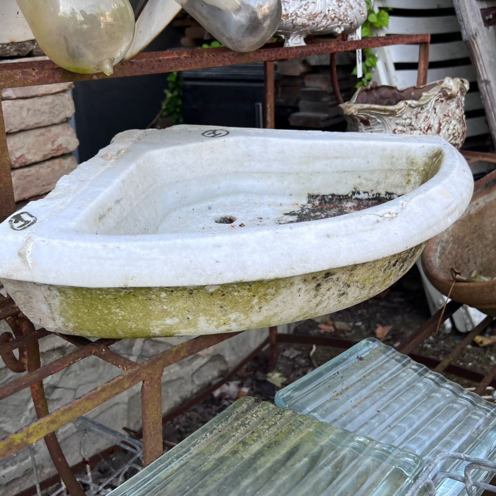 Antica acquasantiera in marmo 
