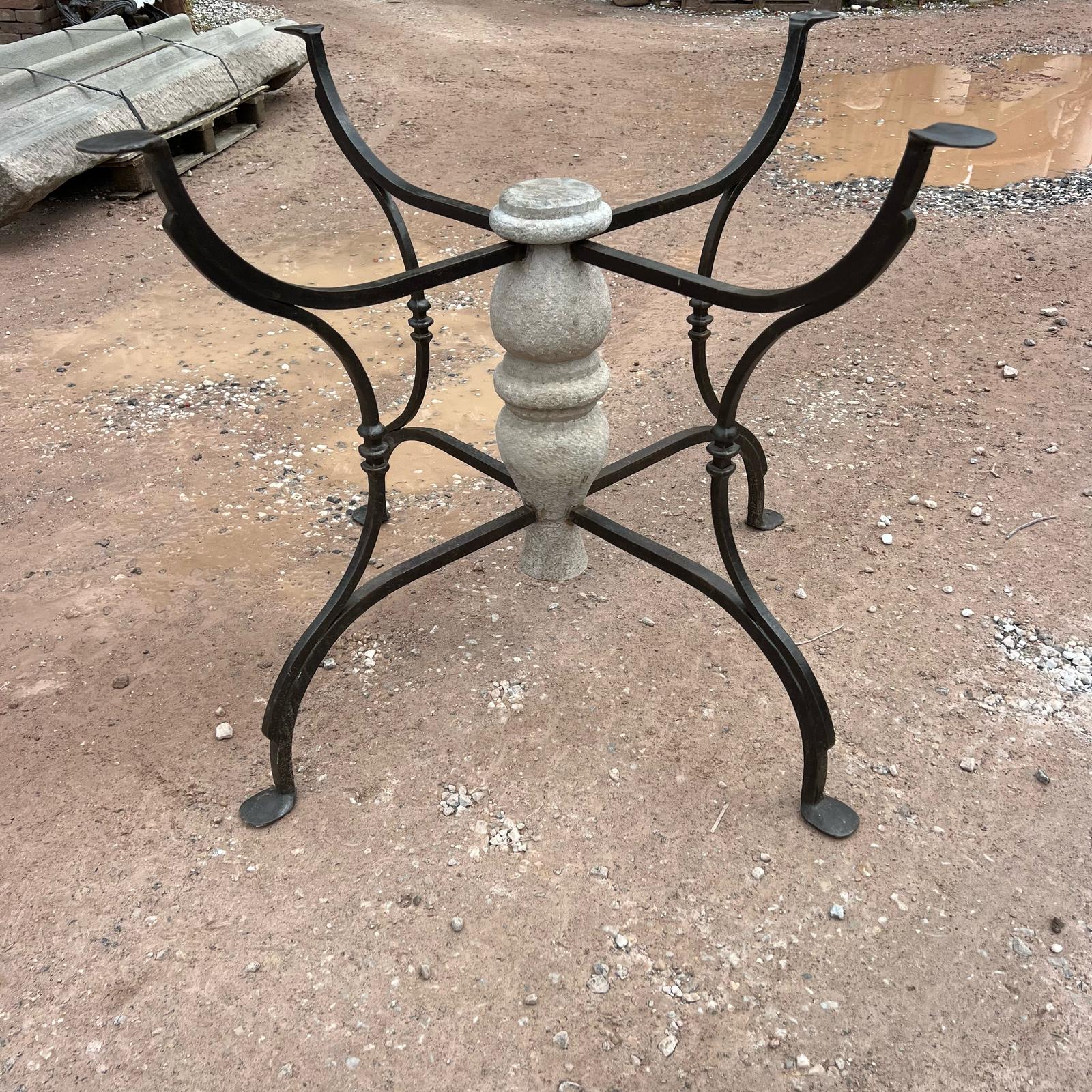 Antica base da tavolo recuperata 