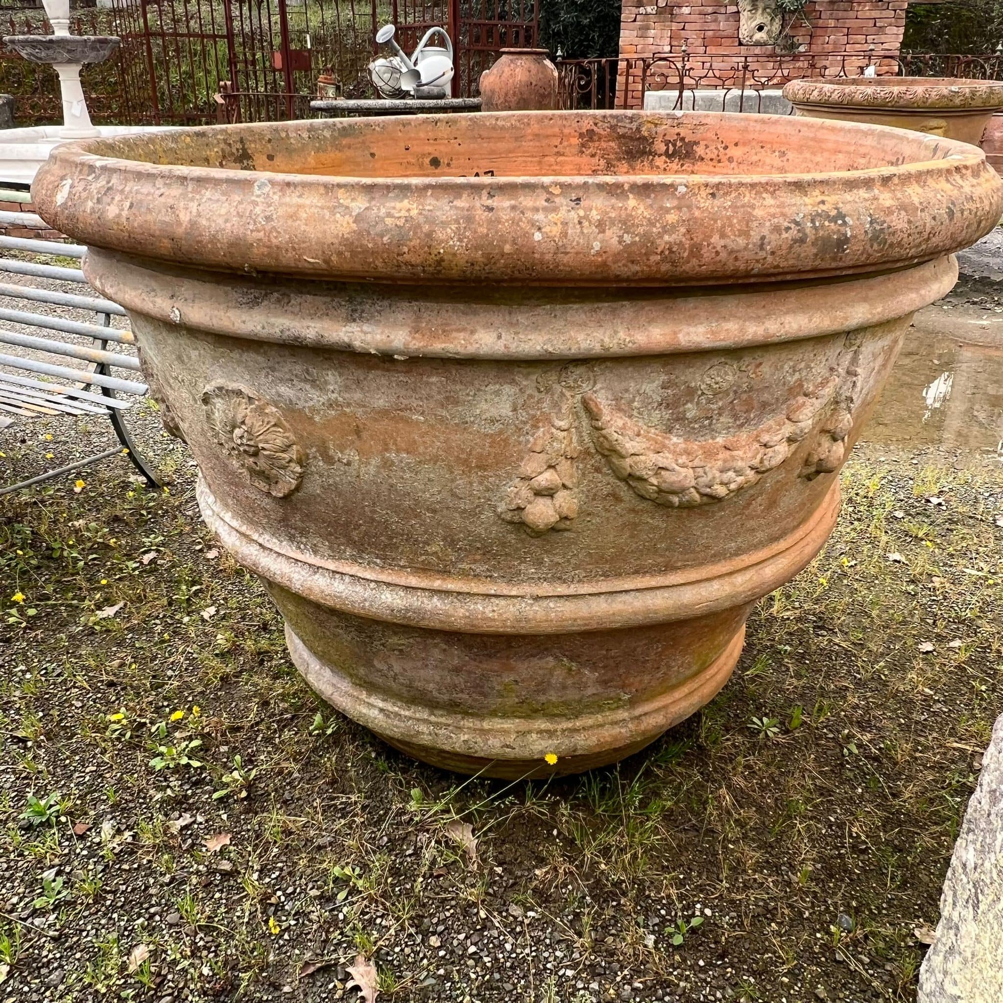 Antica conca in terracotta festonata 