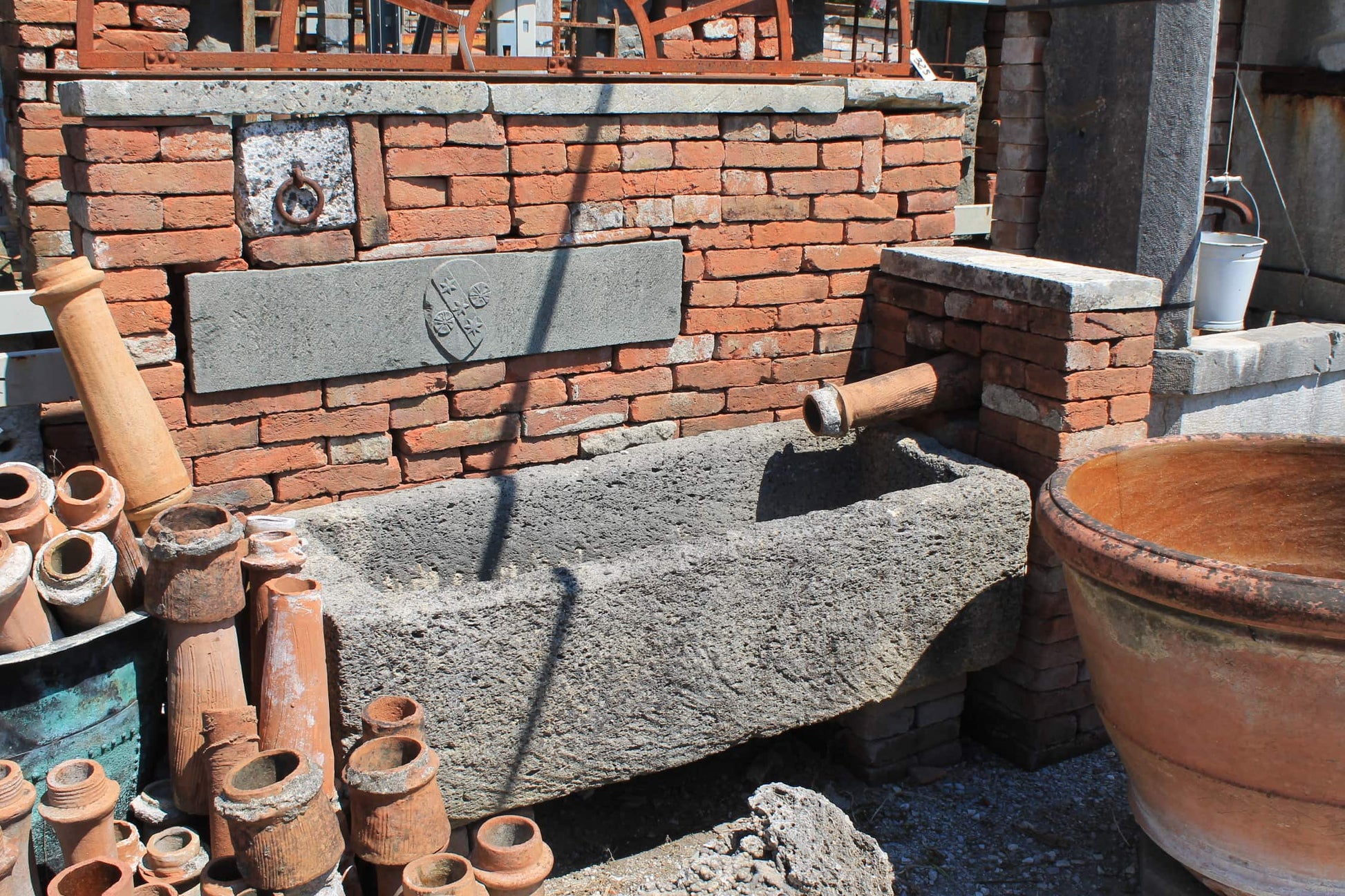 Antica fontana a muro con mattoni semplice 