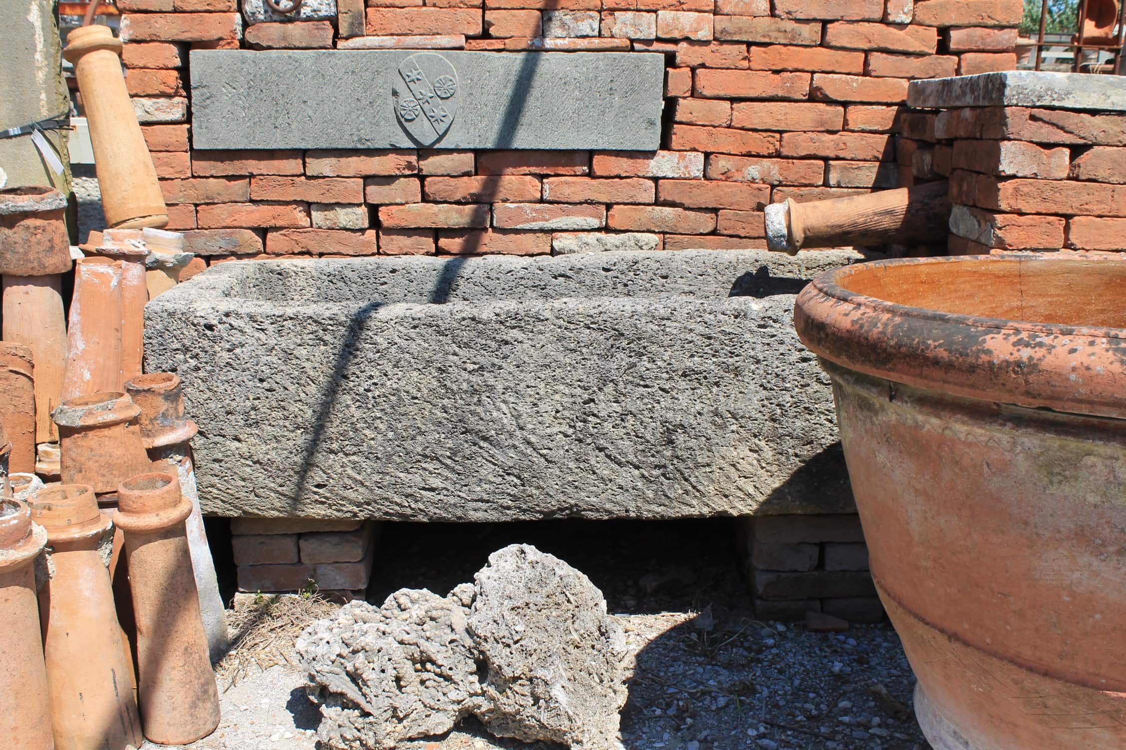 Antica-fontana a muro con mattoni