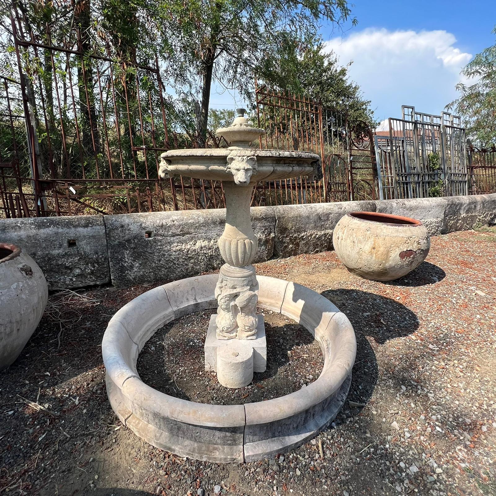 Antica fontana di pietra 