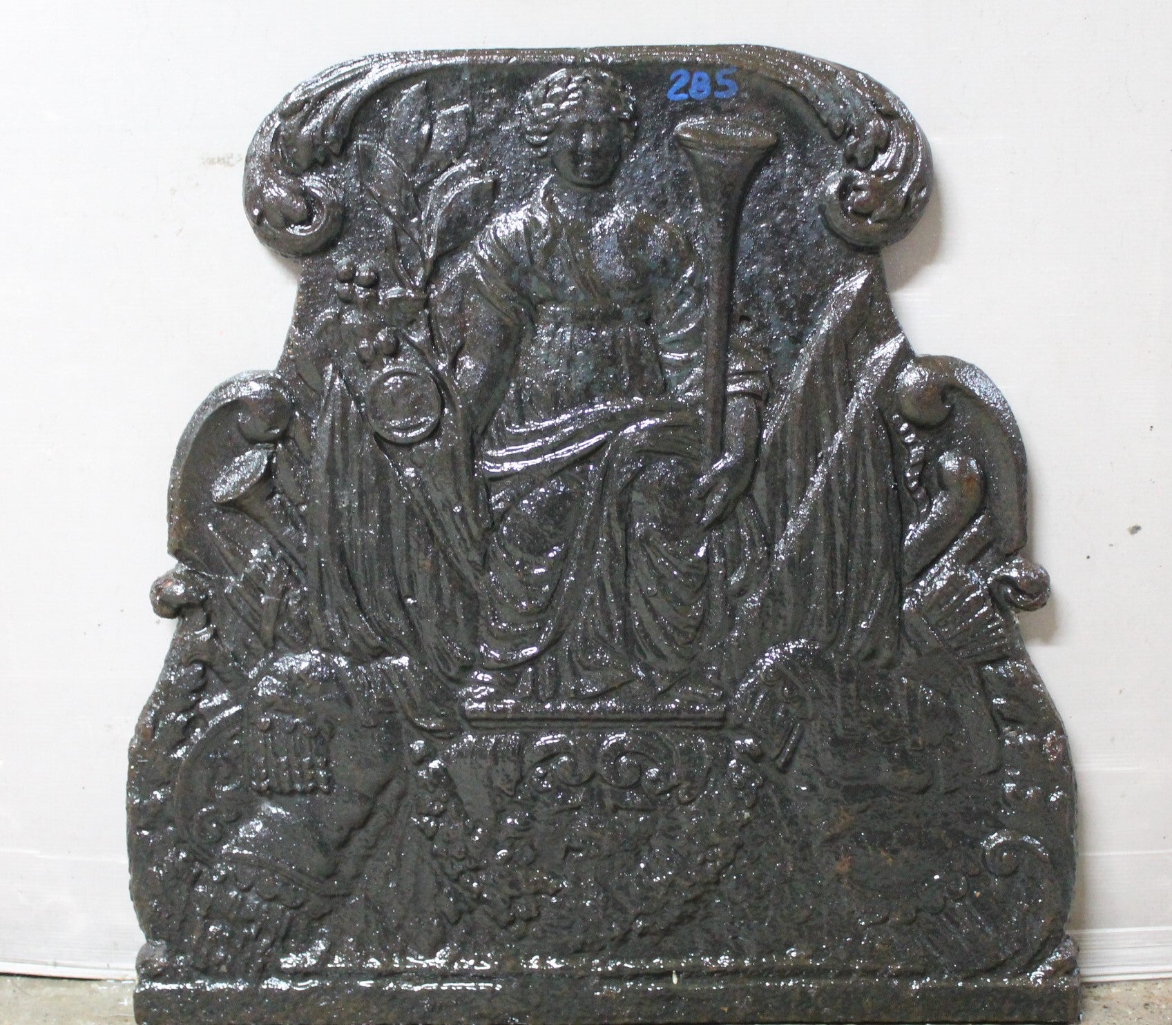Antica ghisa con scultura al centro