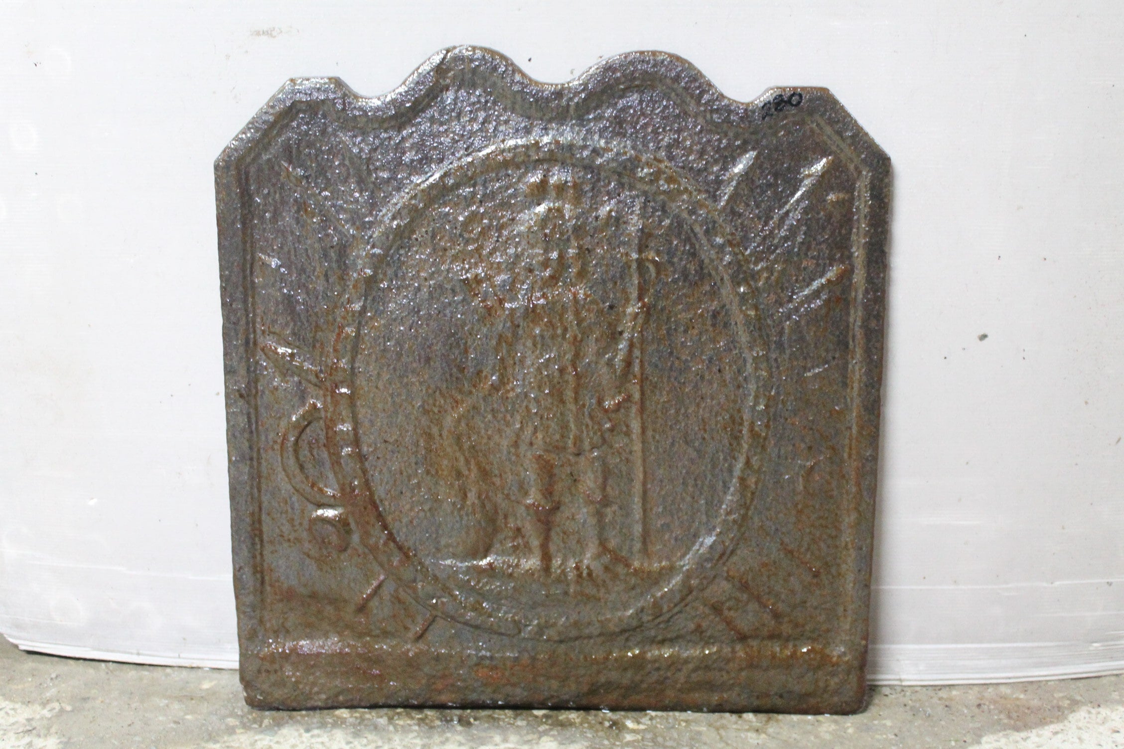 Antica ghisa da camino con stondature