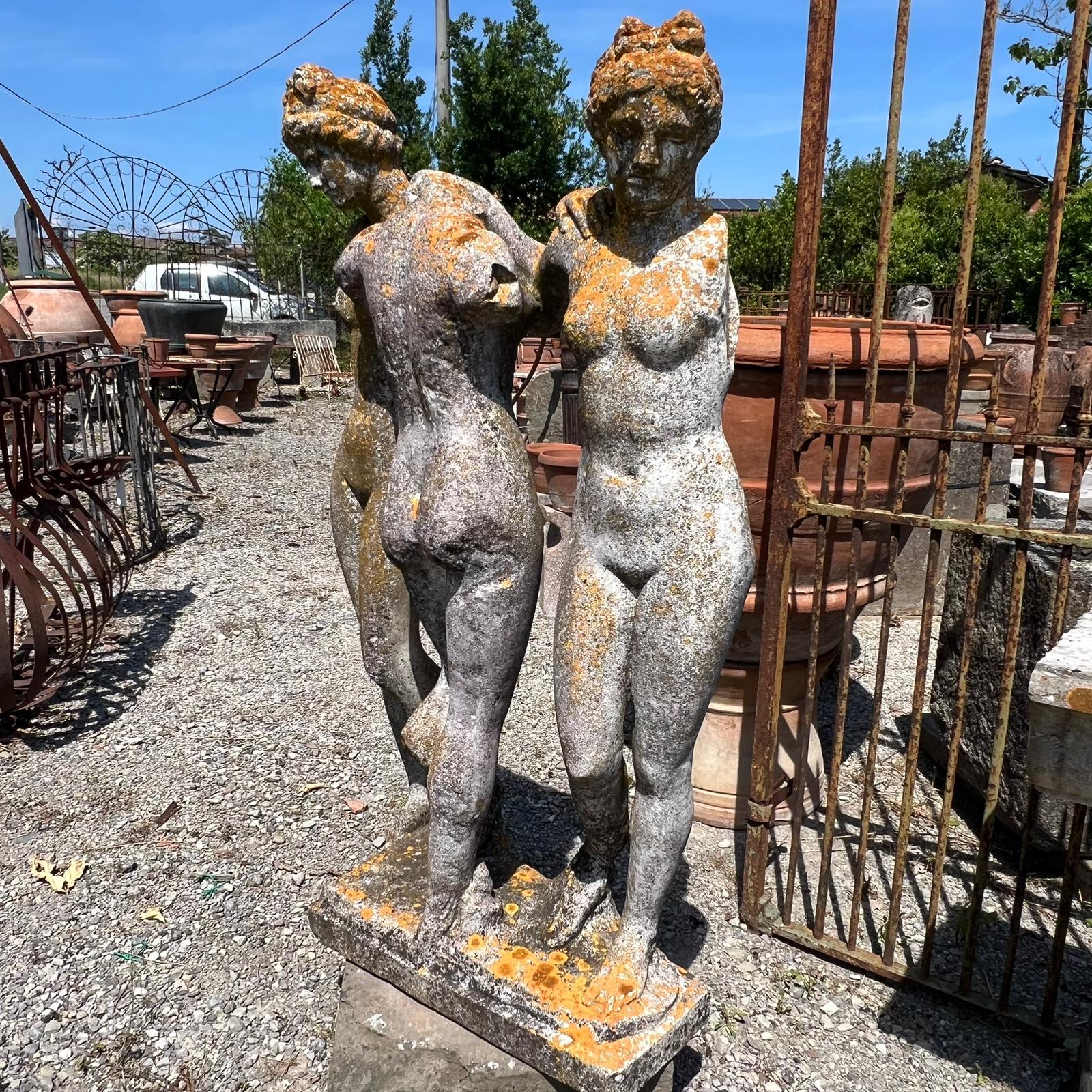 Antica statua in cemento