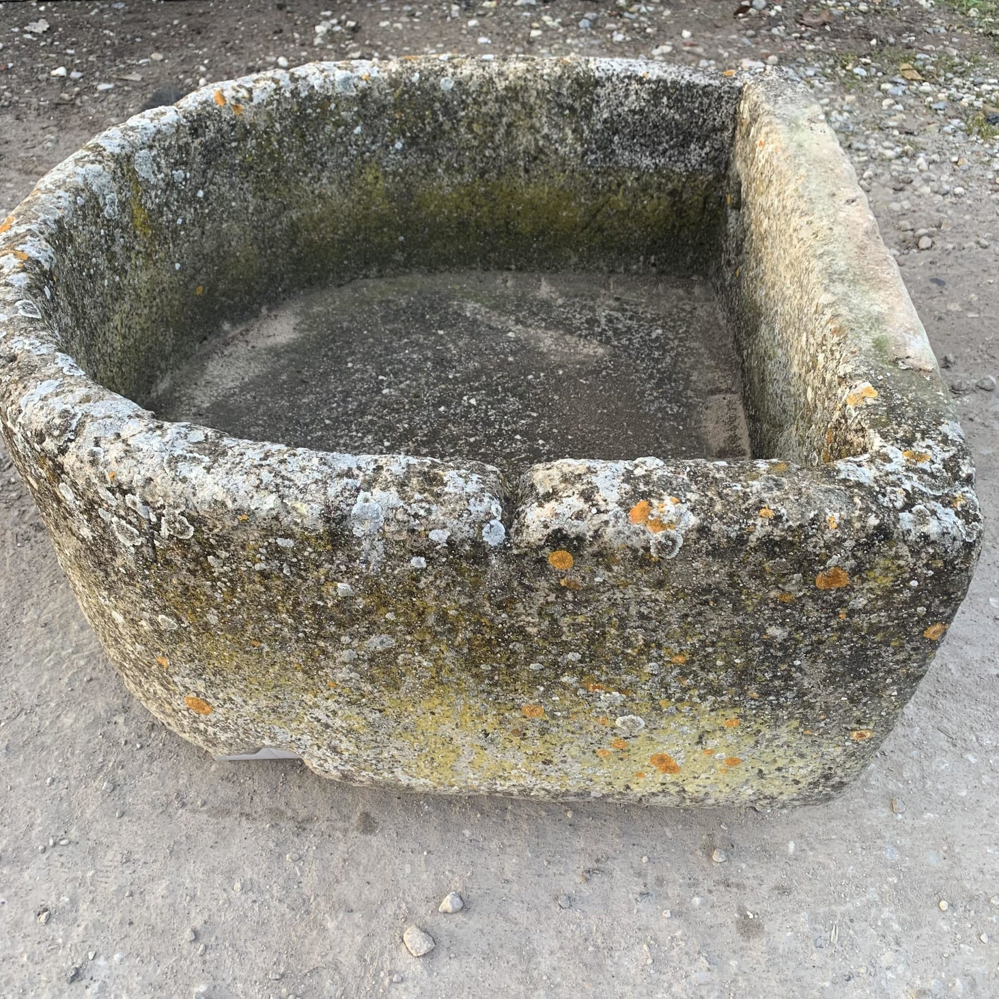 Antica vasca di pietra 
