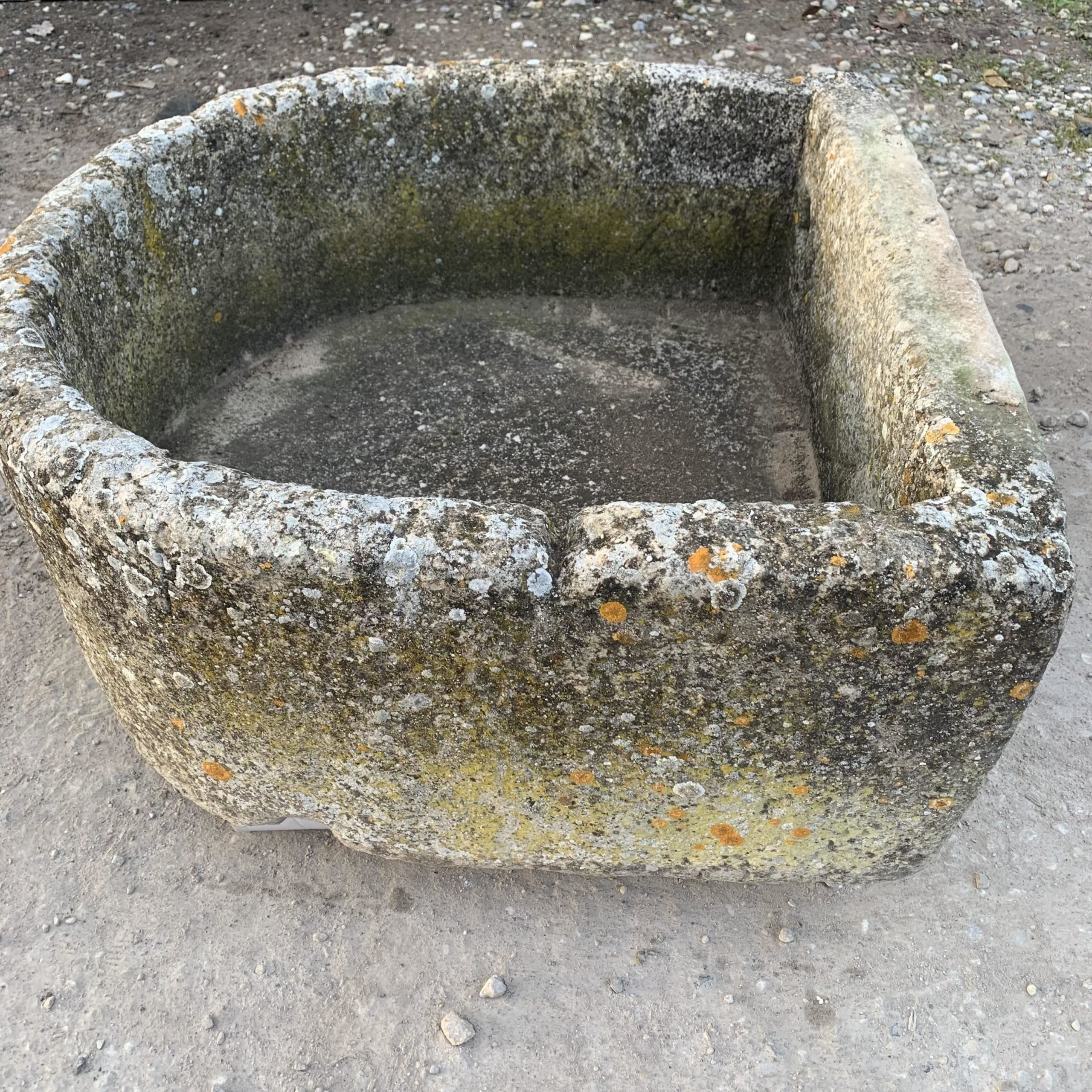 Antica vasca di pietra 