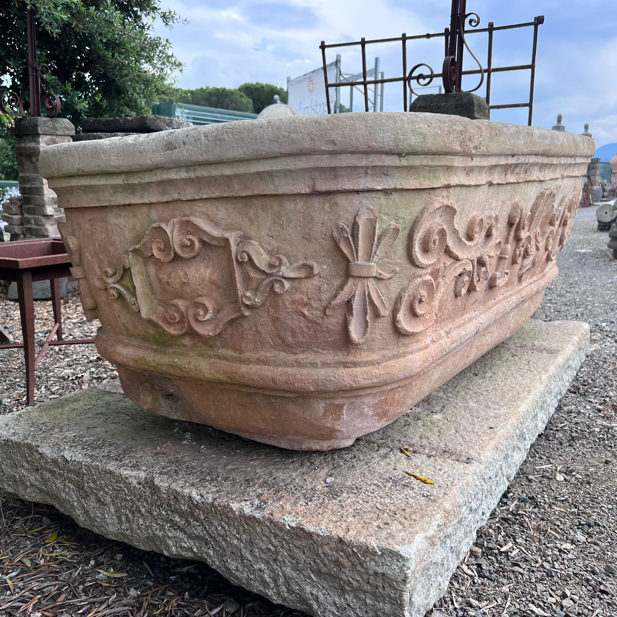 Antica vasca in pietra lavorata 