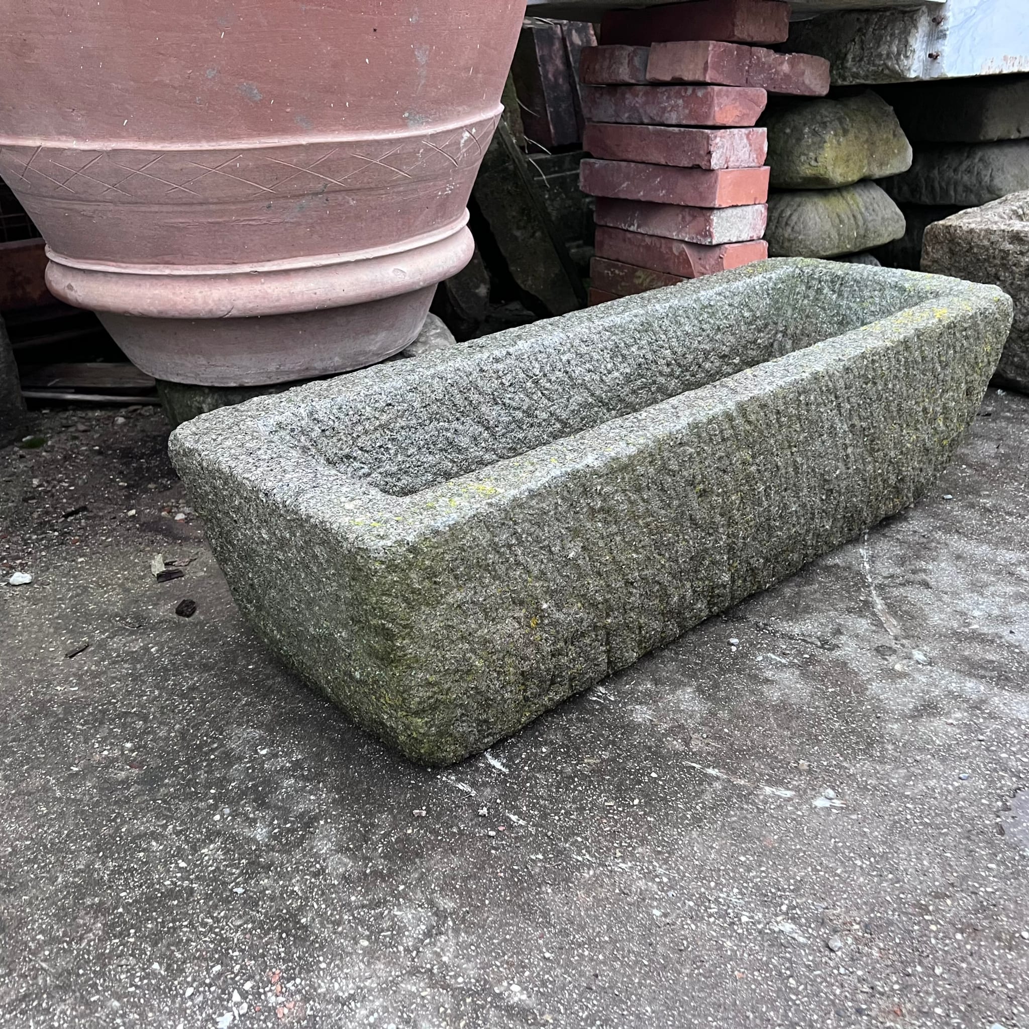 Antica vaschetta di pietra granitica 