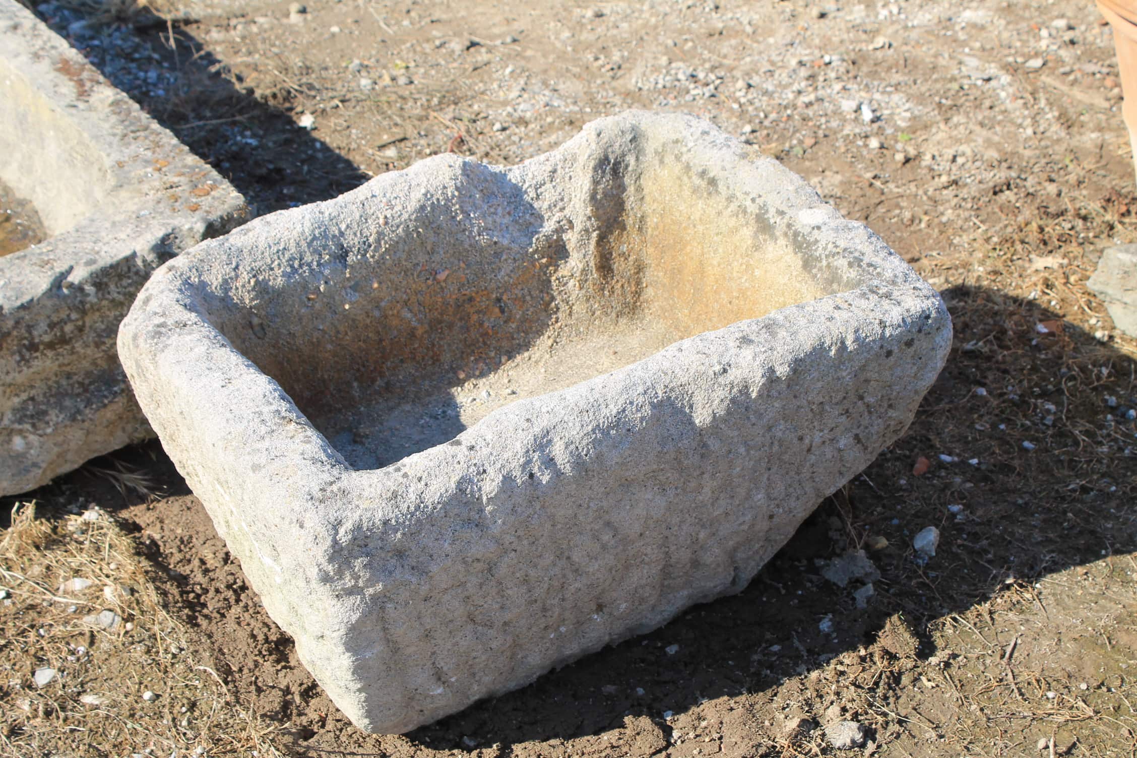Antica vaschetta in pietra chiara semplice 