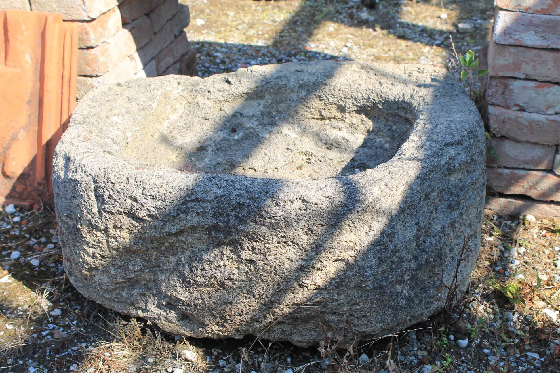 Antica vaschetta in pietra rotonda 