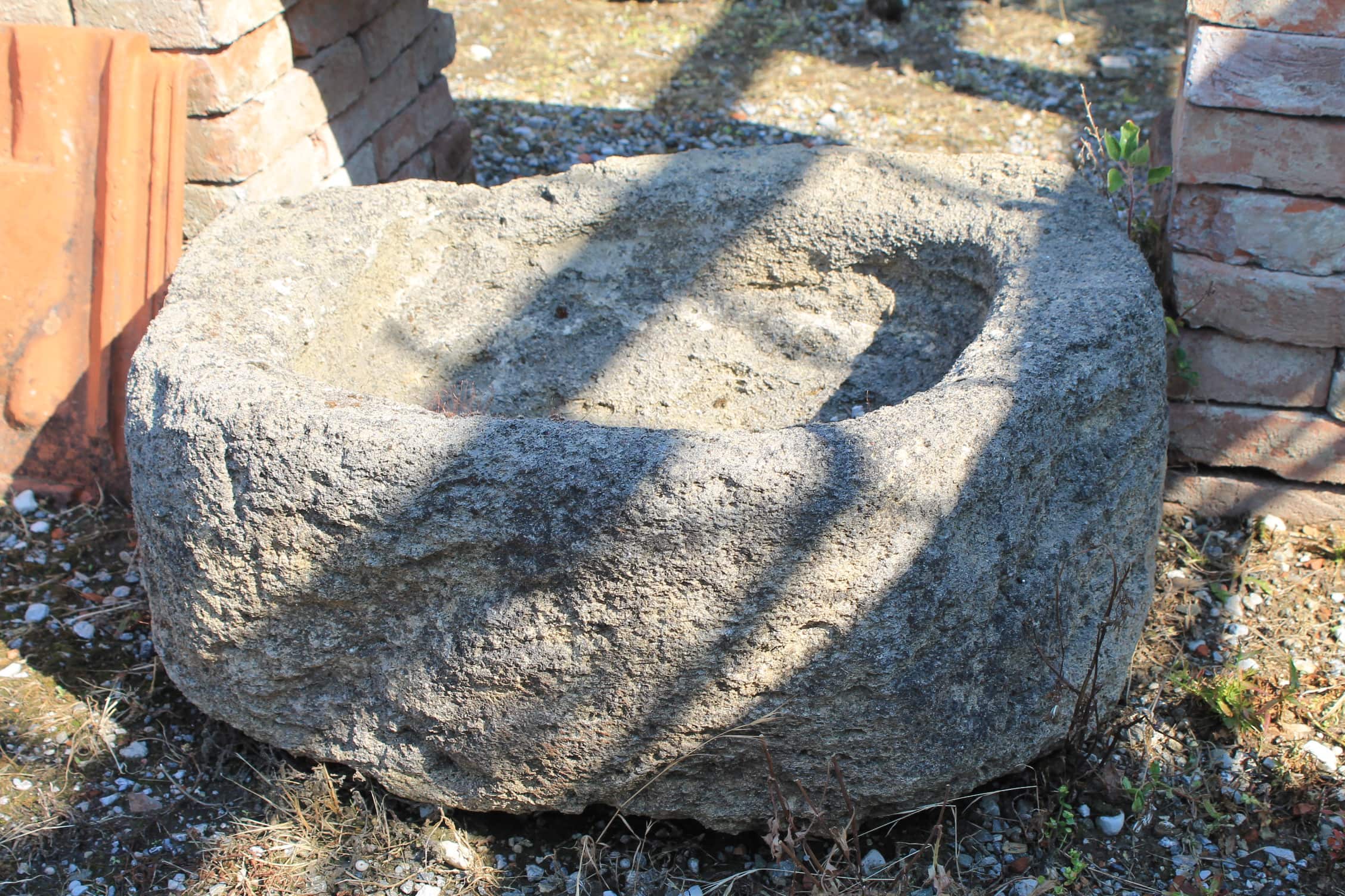 Antica vaschetta in pietra rotonda 