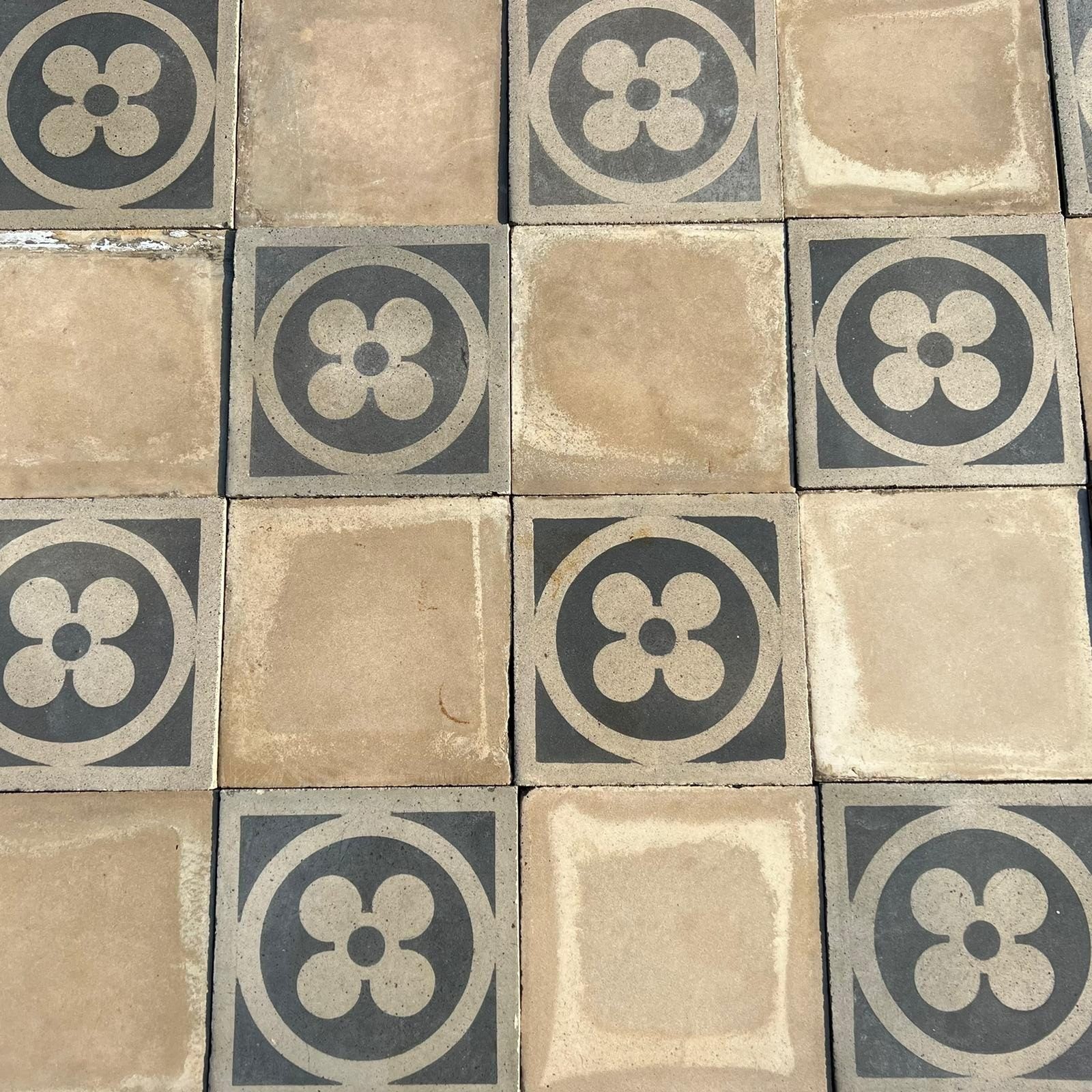 Antiche cementine decorate con fiore 
