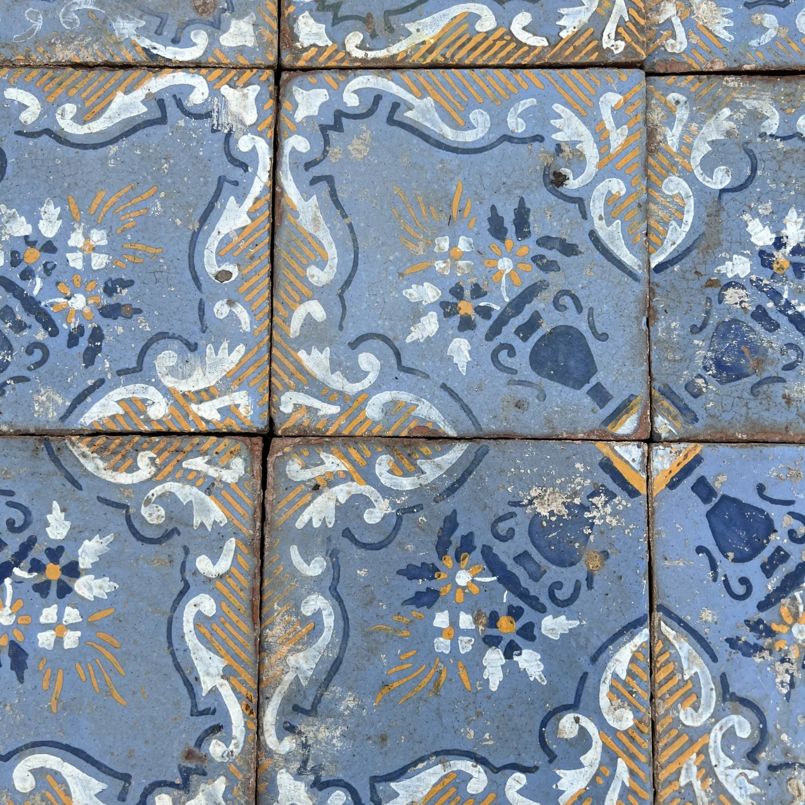Antiche maioliche blu e arancio 
