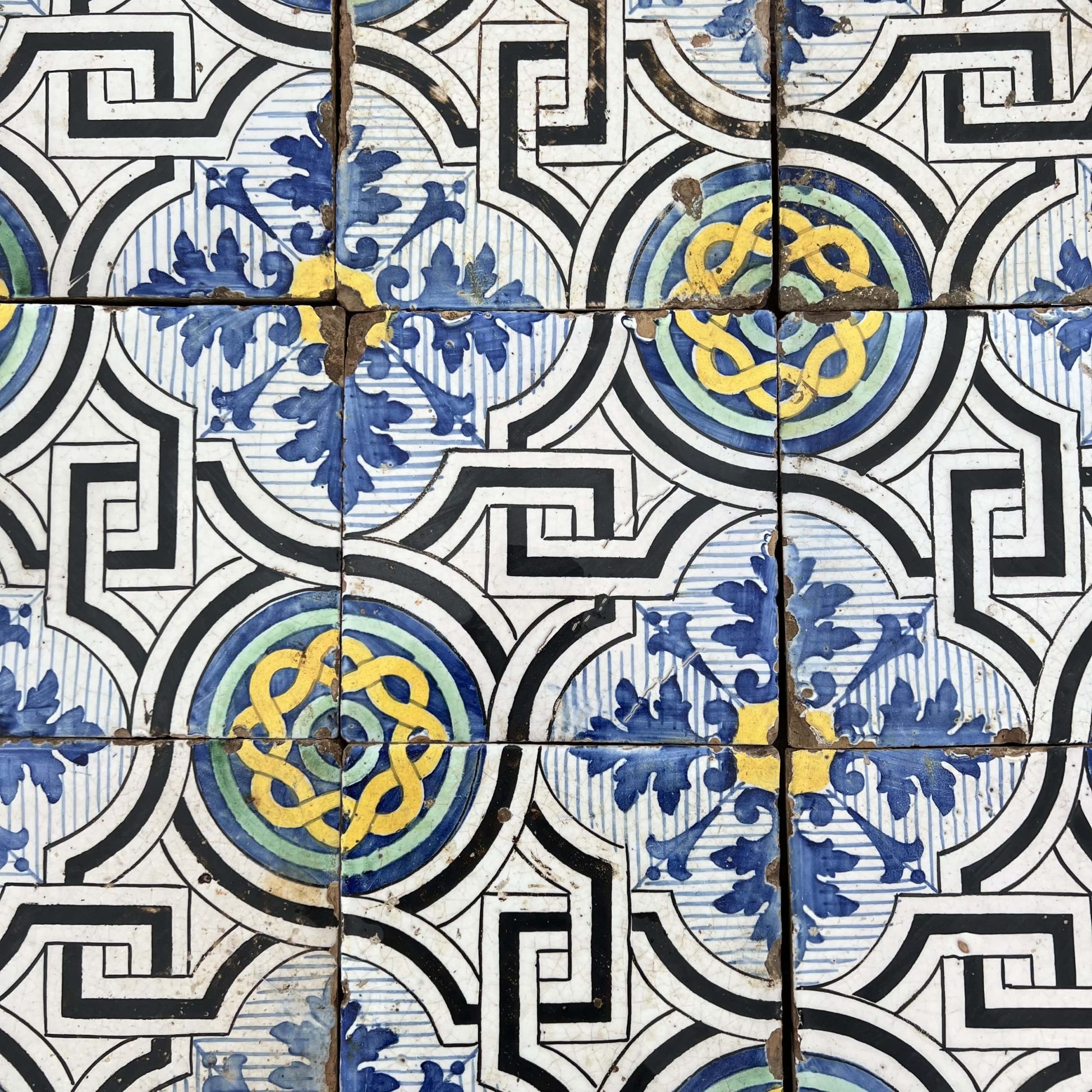 Antiche maioliche blu e gialle 