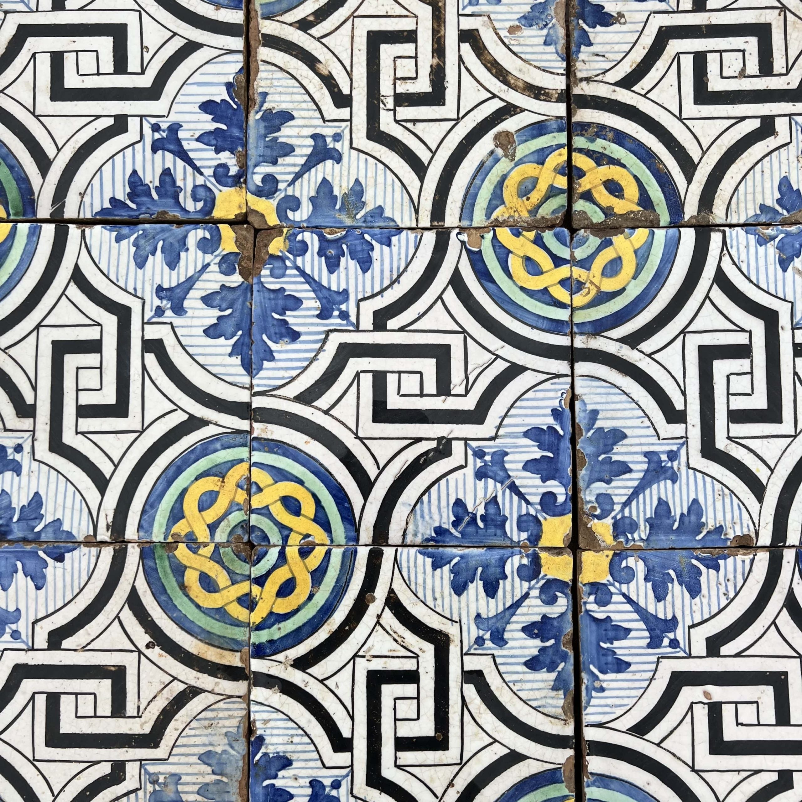 Antiche maioliche blu e gialle 