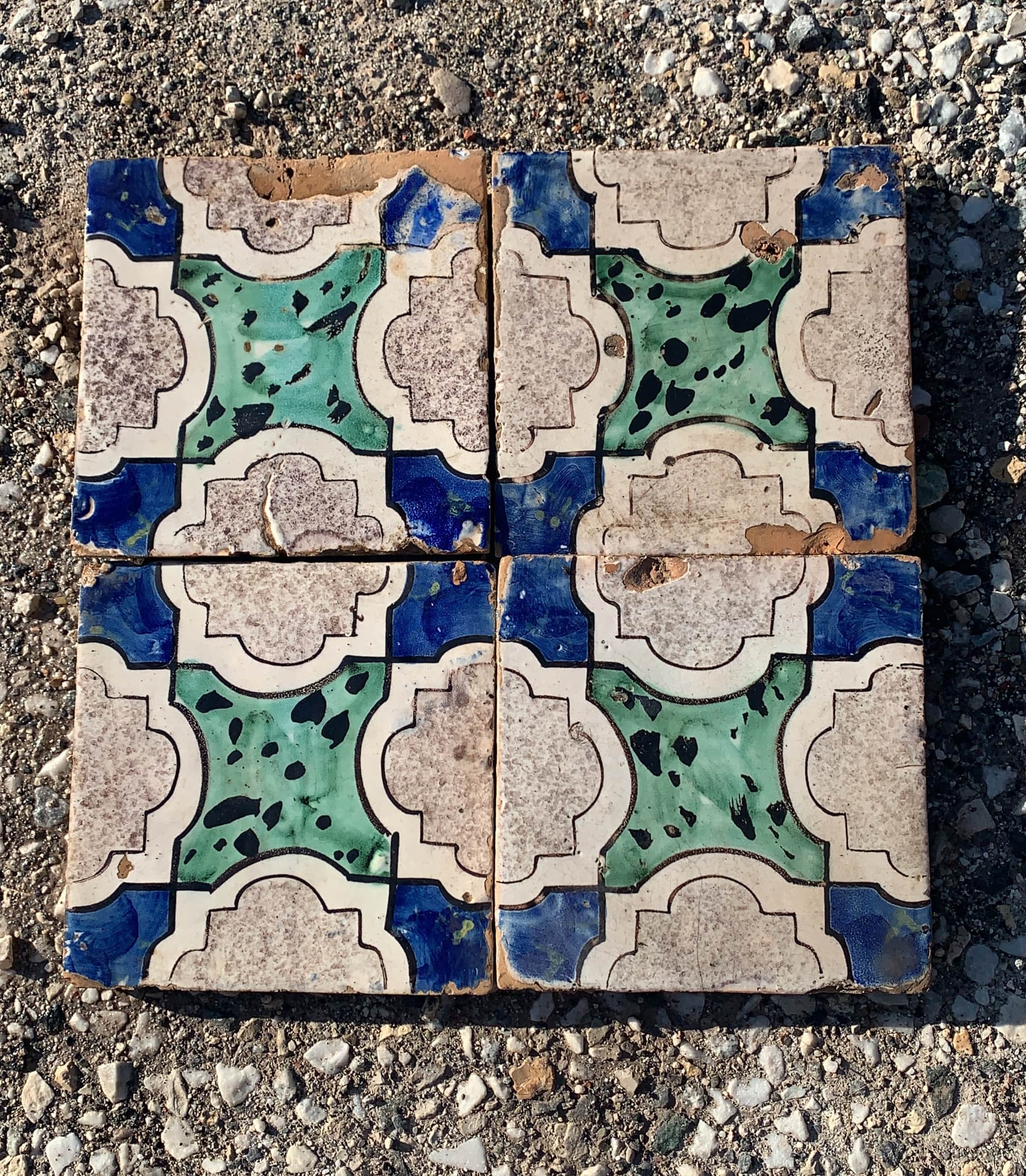 Antiche maioliche blu e verdi 