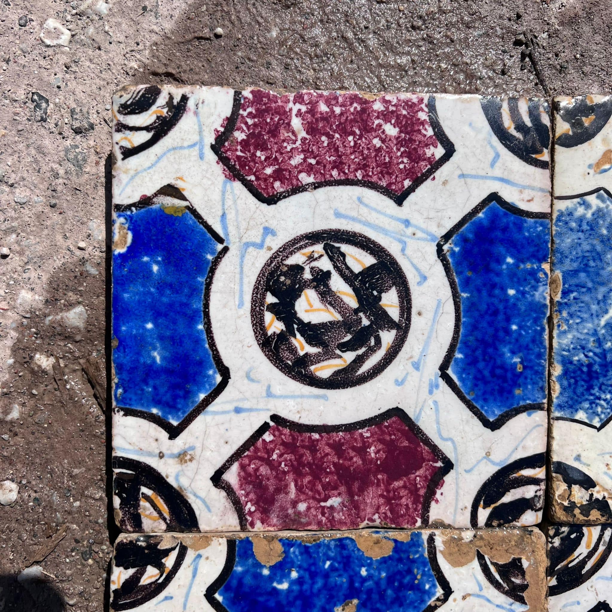 Antiche maioliche geometriche blu e rosa 