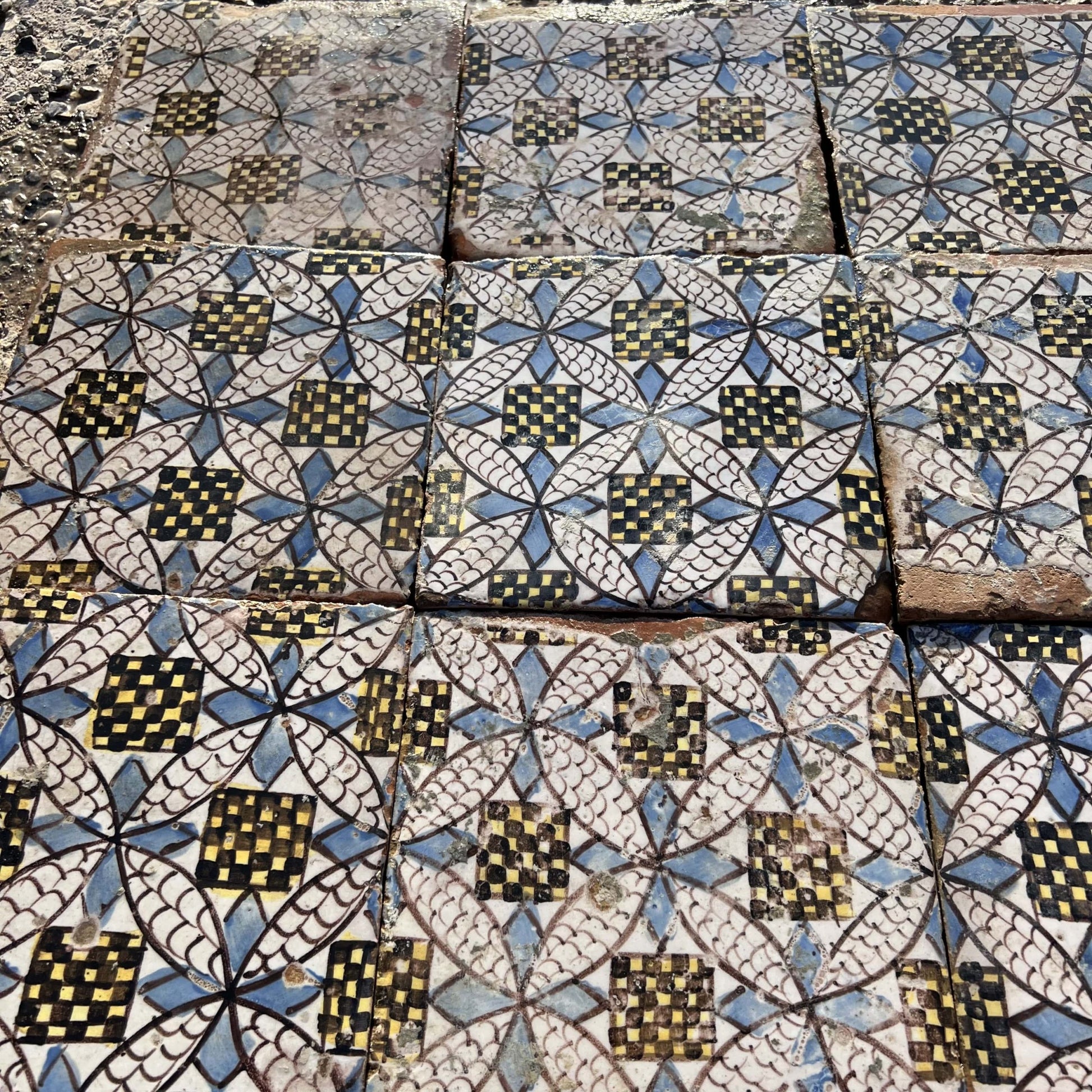 Antiche maioliche gialle blu bianche 