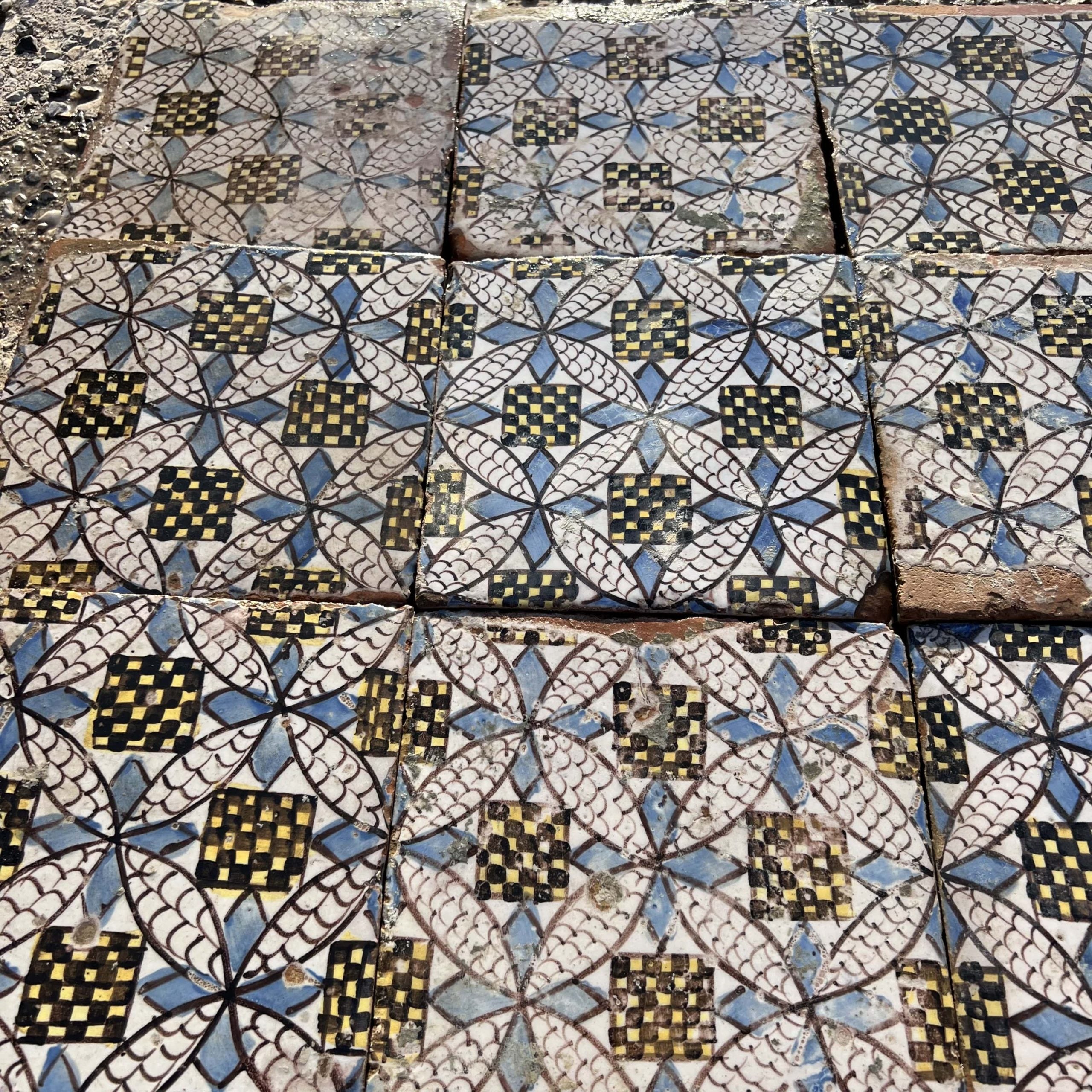 Antiche maioliche gialle blu bianche 