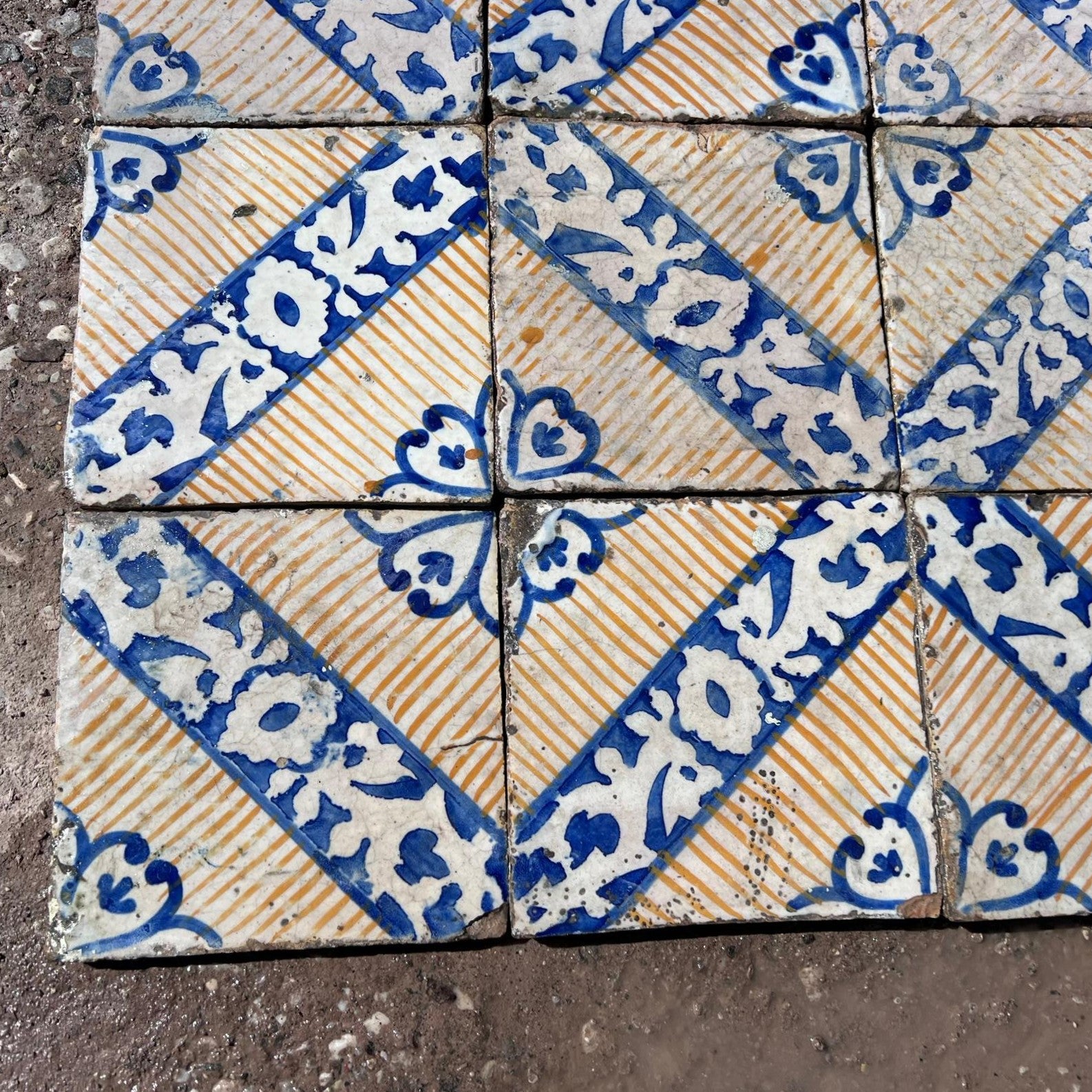 Antiche maioliche gialle e blu 