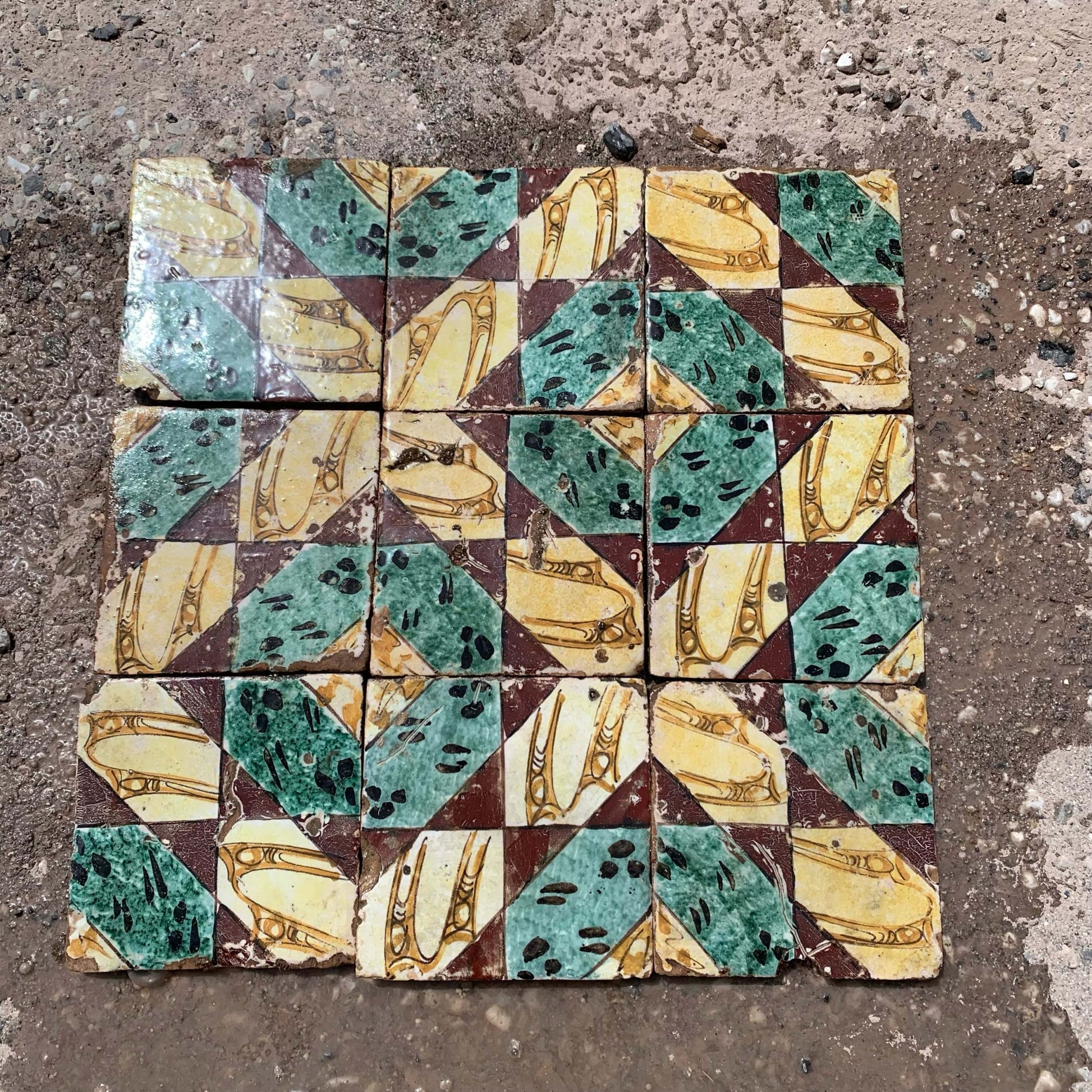 Antiche maioliche gialle verdi