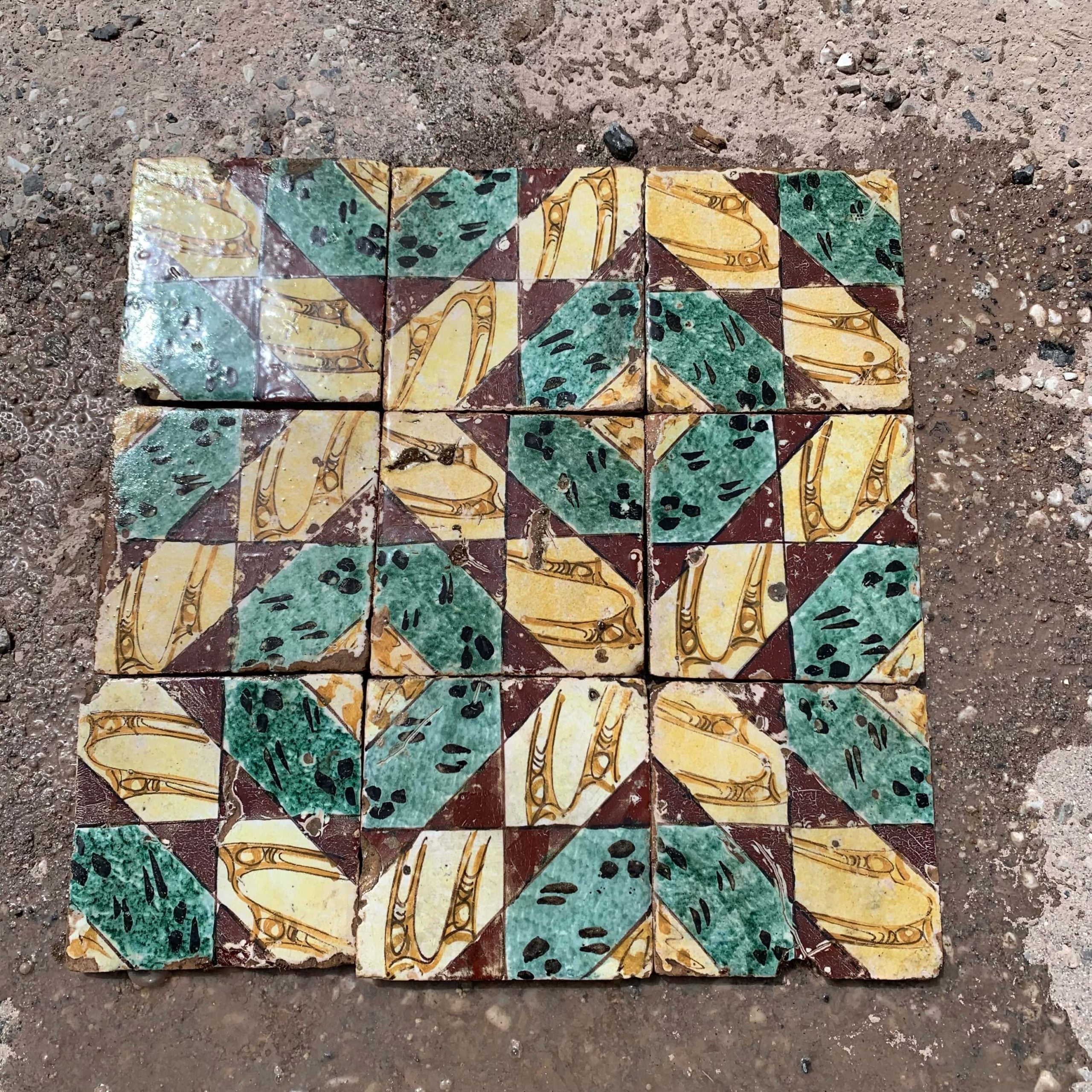 Antiche maioliche gialle verdi