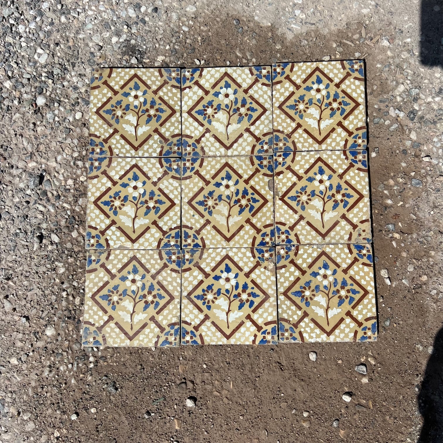 Antiche maioliche marroni 