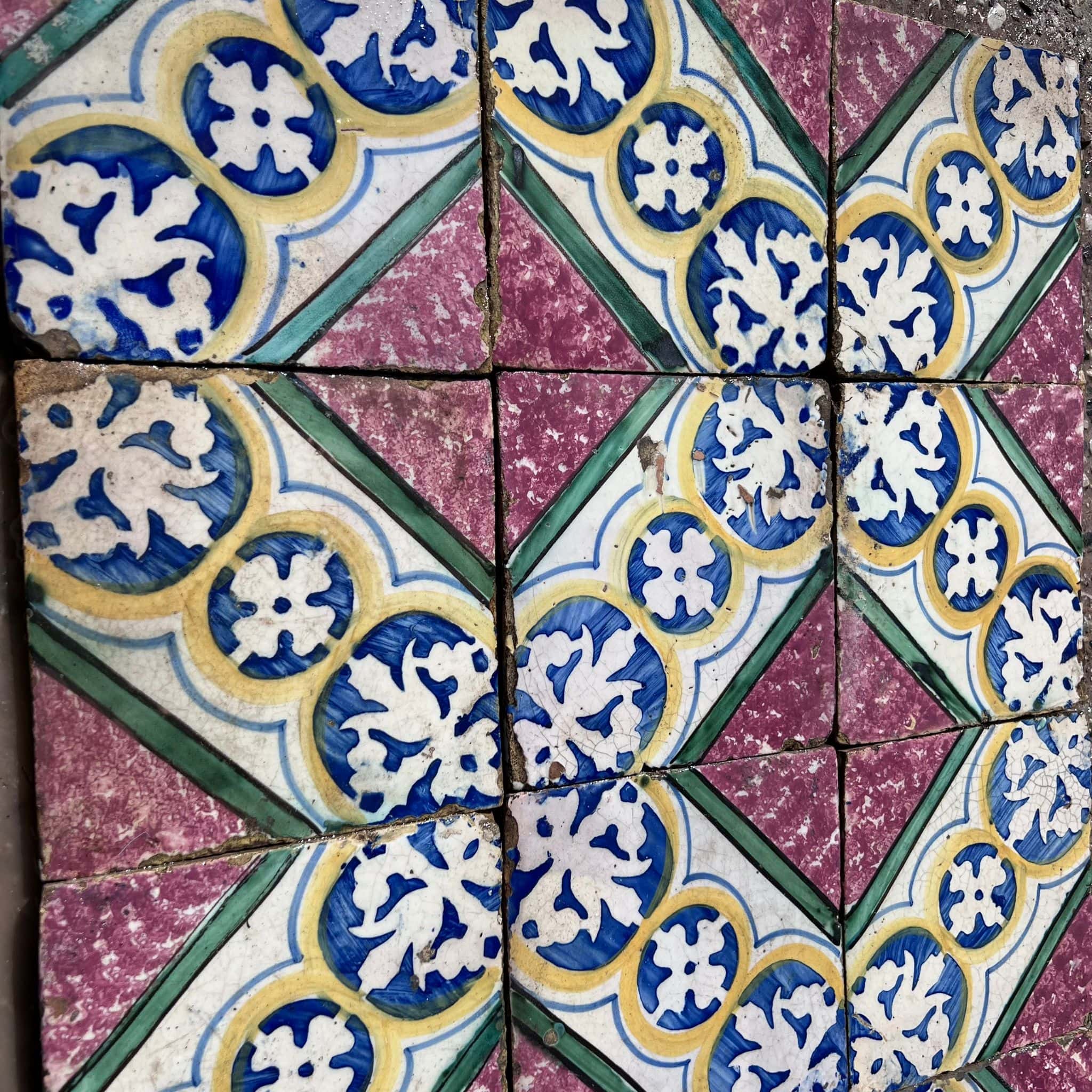 Antiche maioliche rosa e bianche con intrecci 