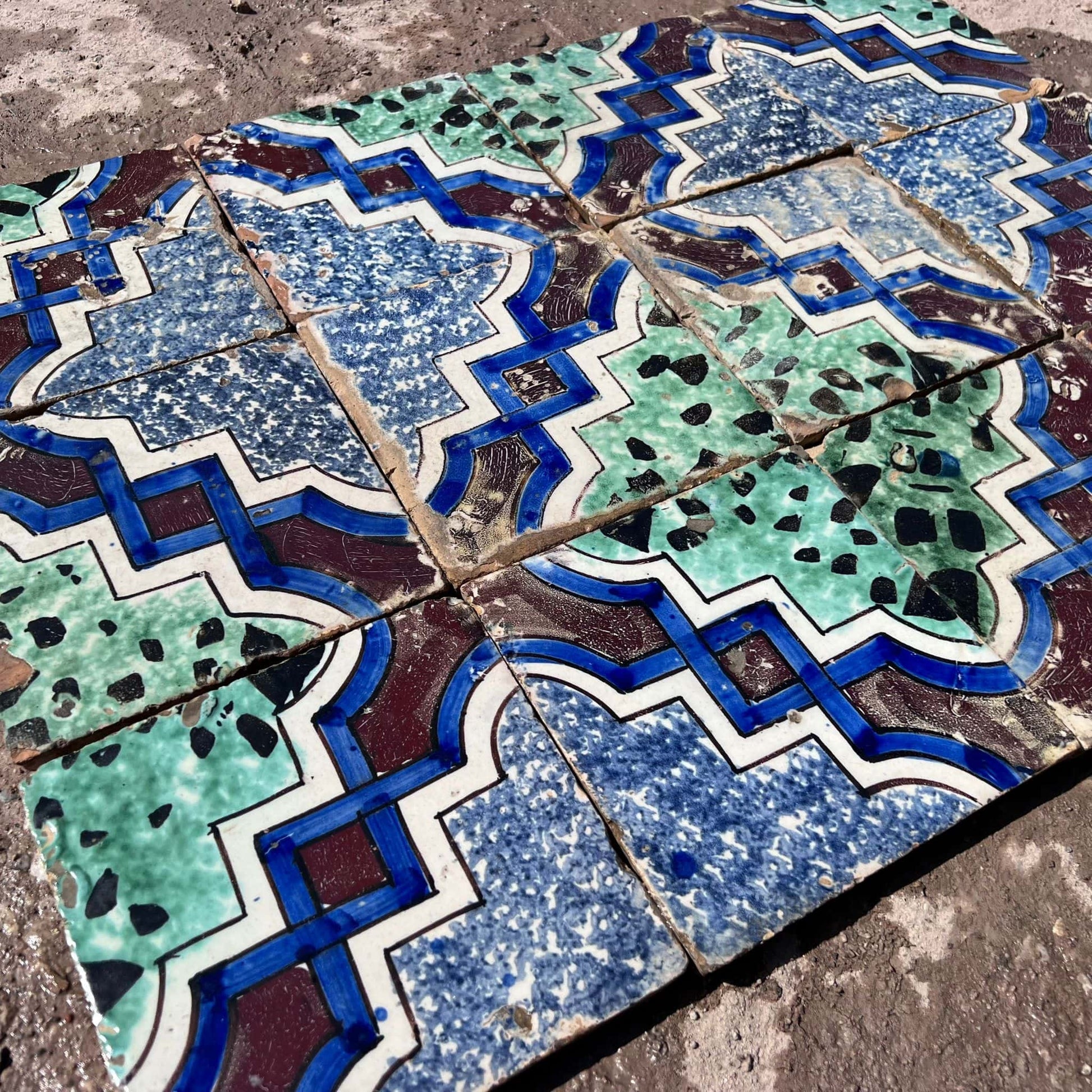 Antiche maioliche verdi e blu 