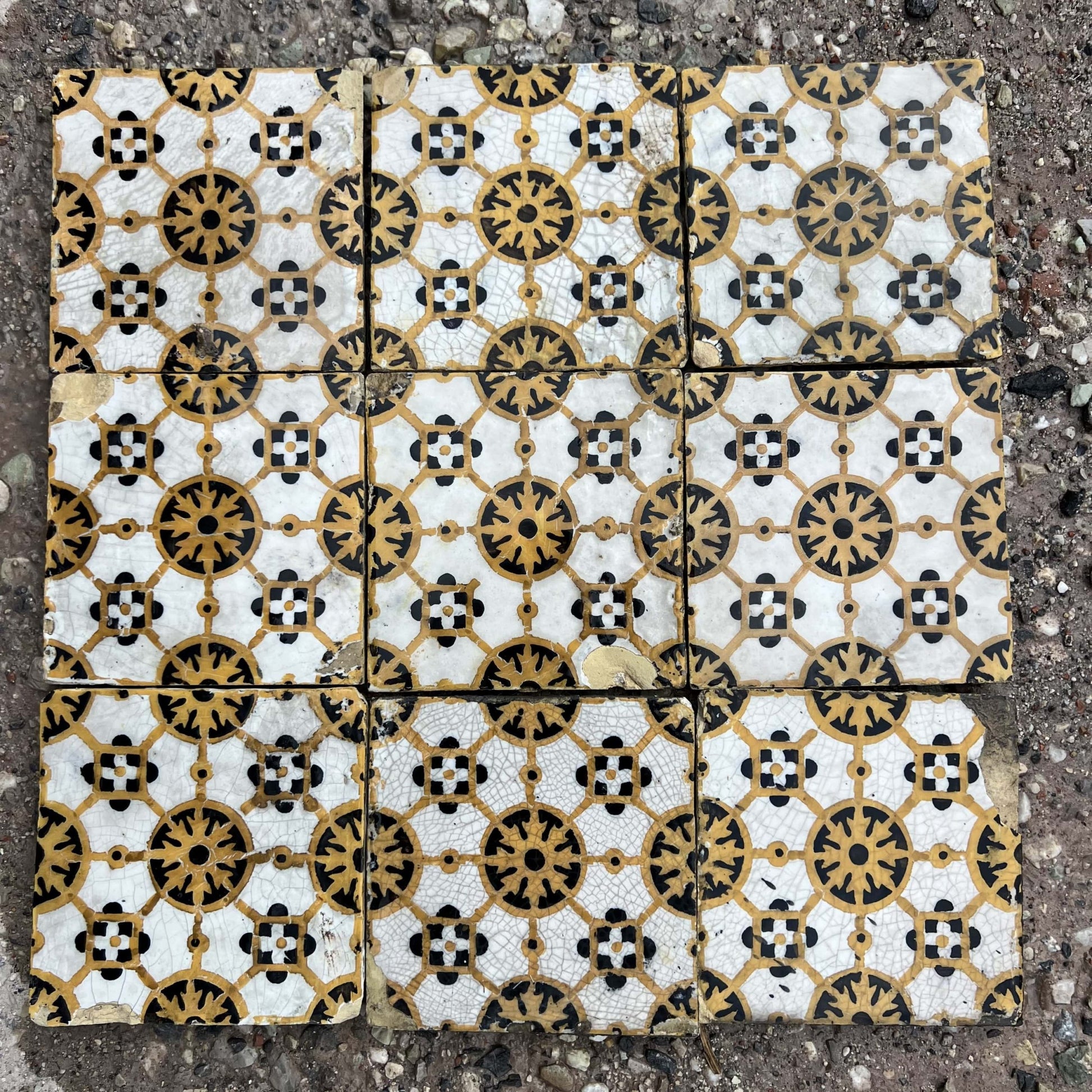 Antiche mattonelle arancioni e nere 