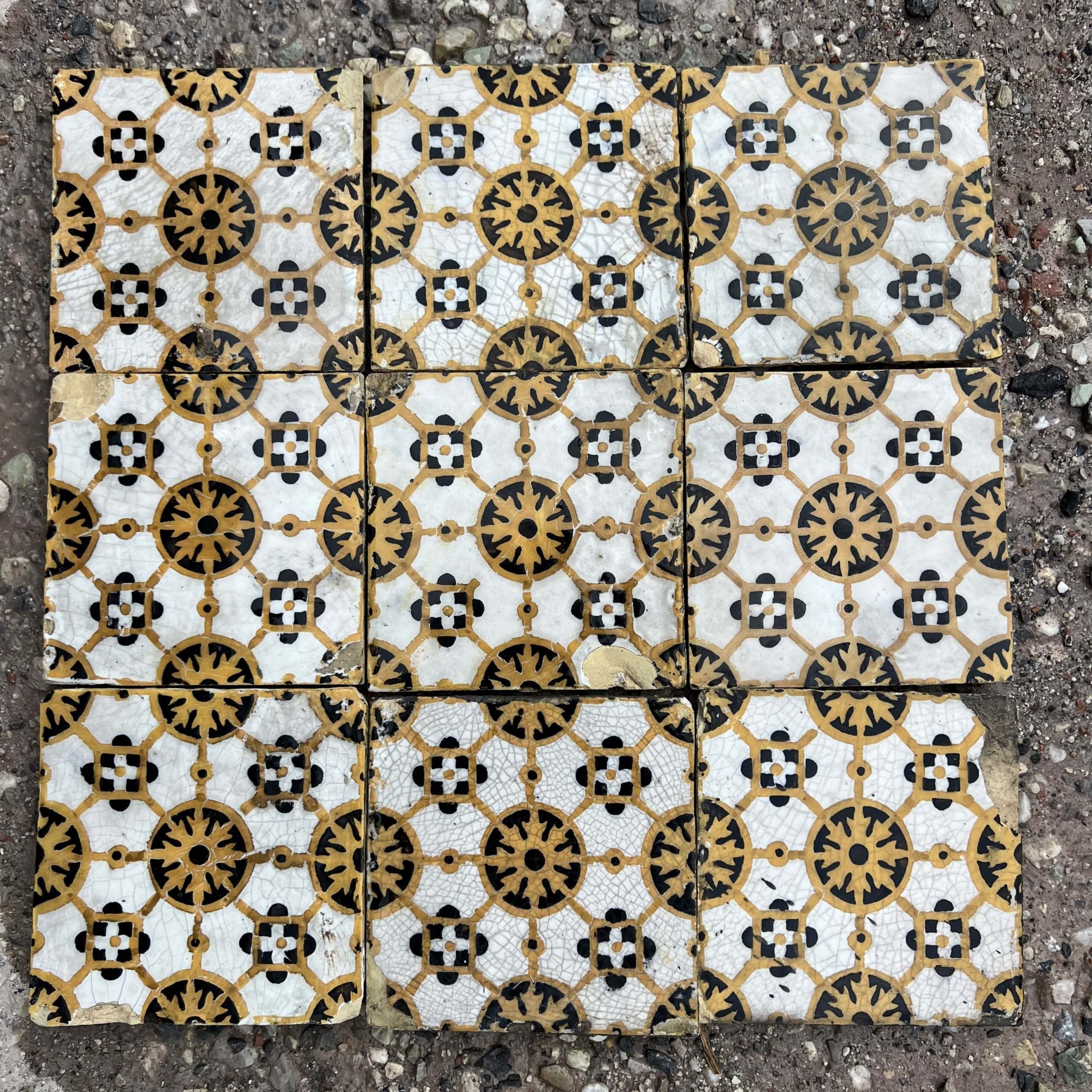 Antiche mattonelle arancioni e nere 