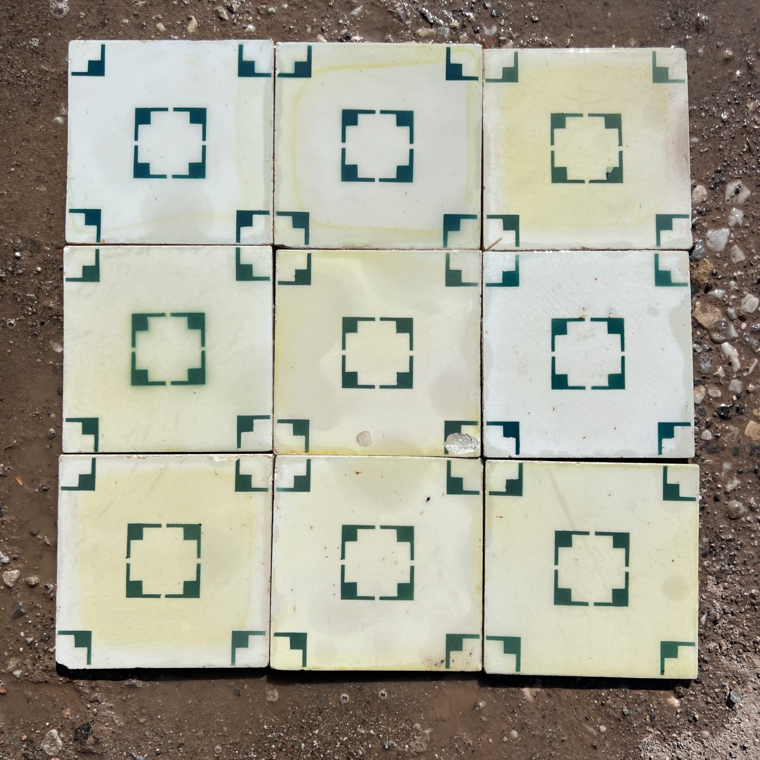 Antiche mattonelle con decoro verde 