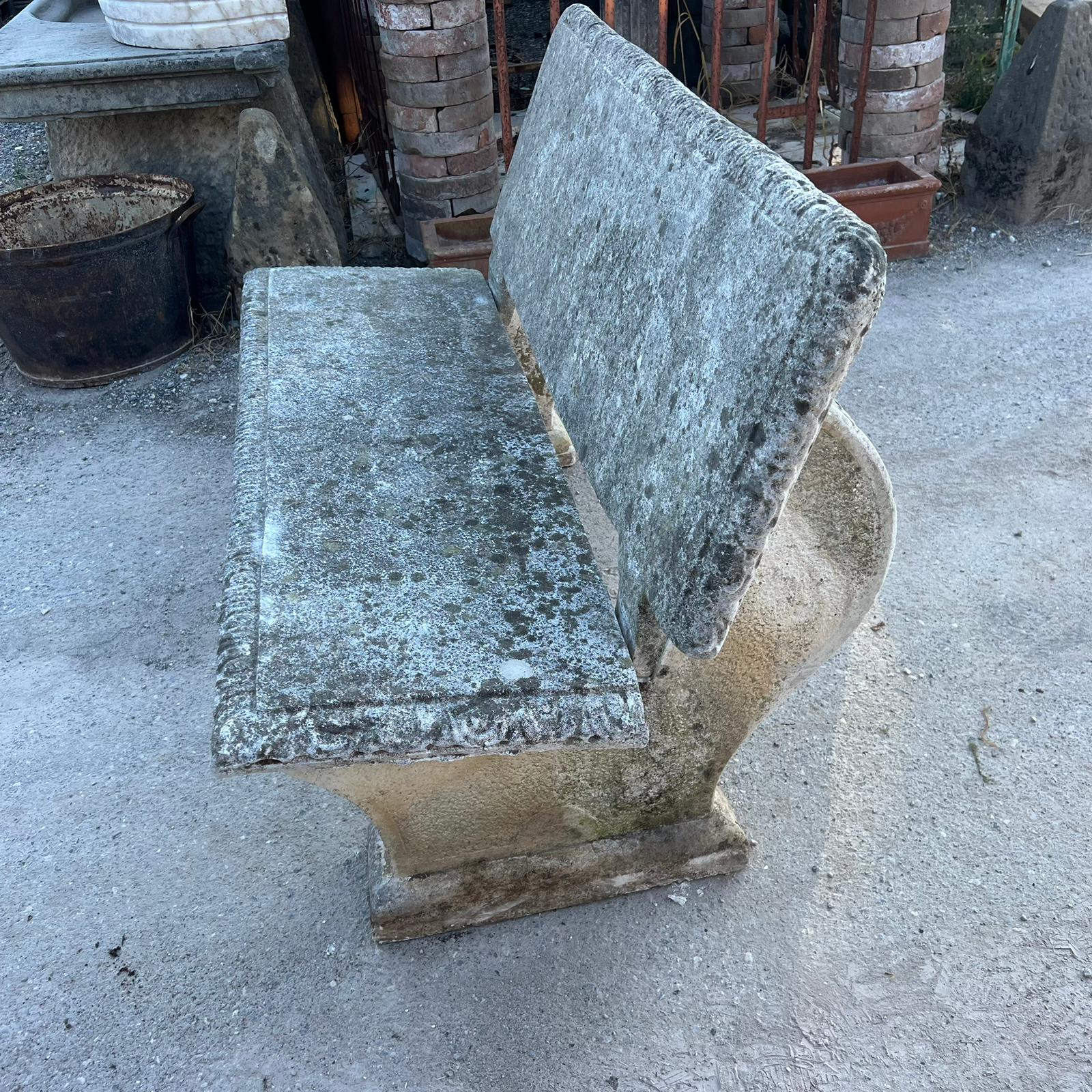 Antiche panchine in cemento