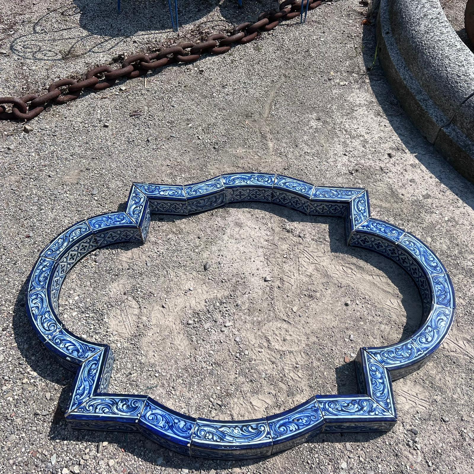 Antico bordo di maiolica blu 