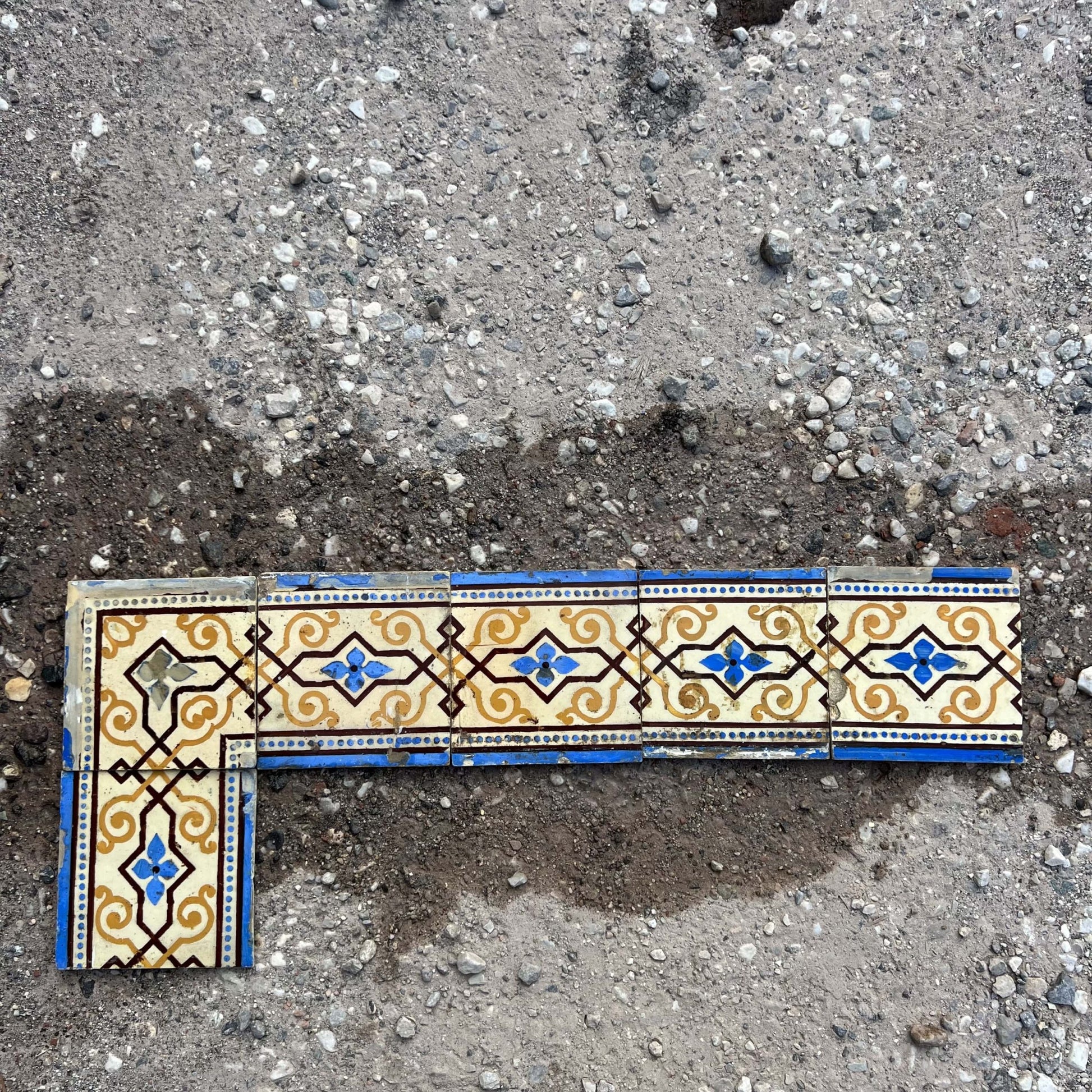 Antico bordo di maiolica 