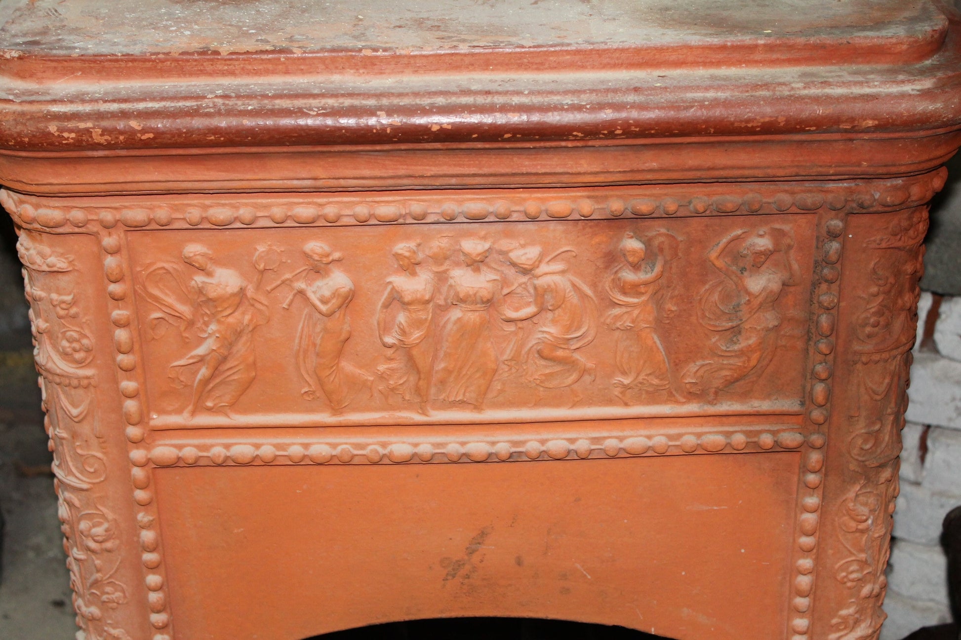 Antico caminetto in cotto piccolo