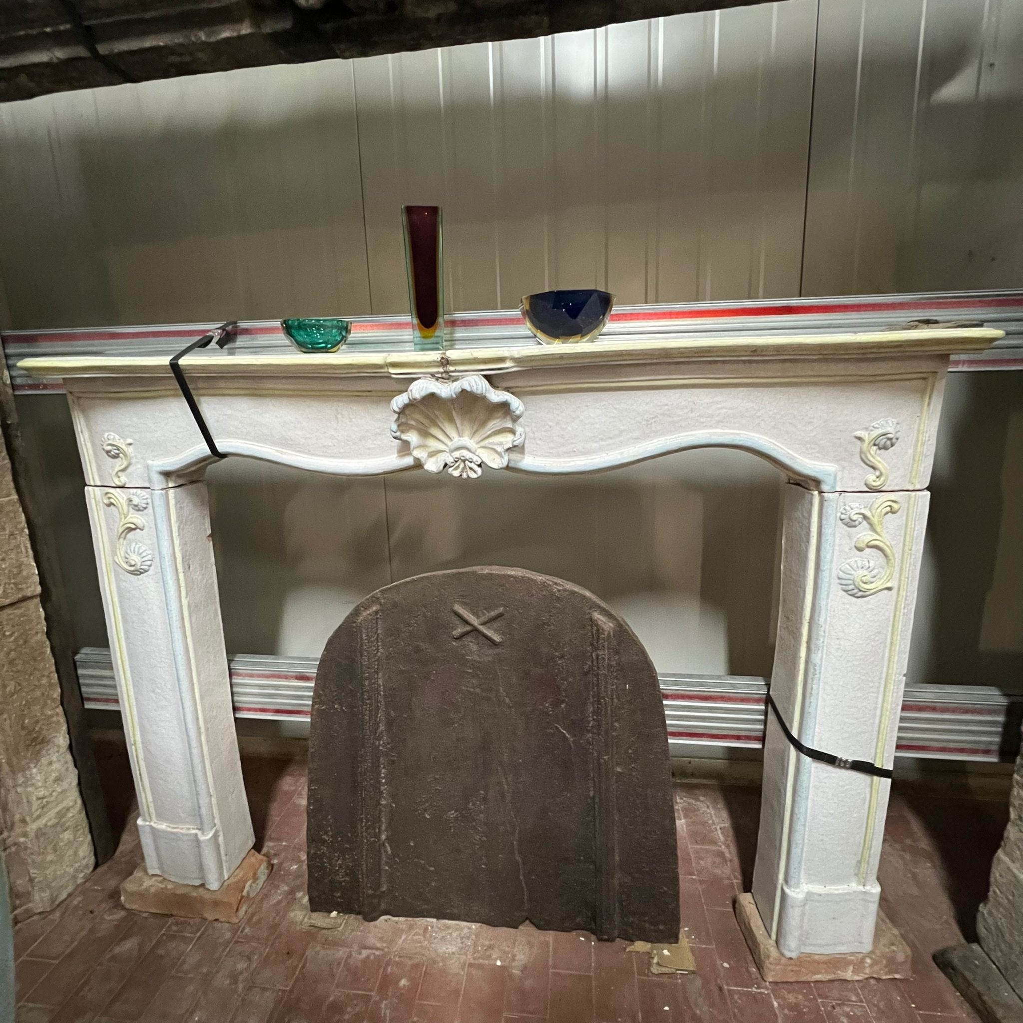 Antico camino in maiolica recuperato