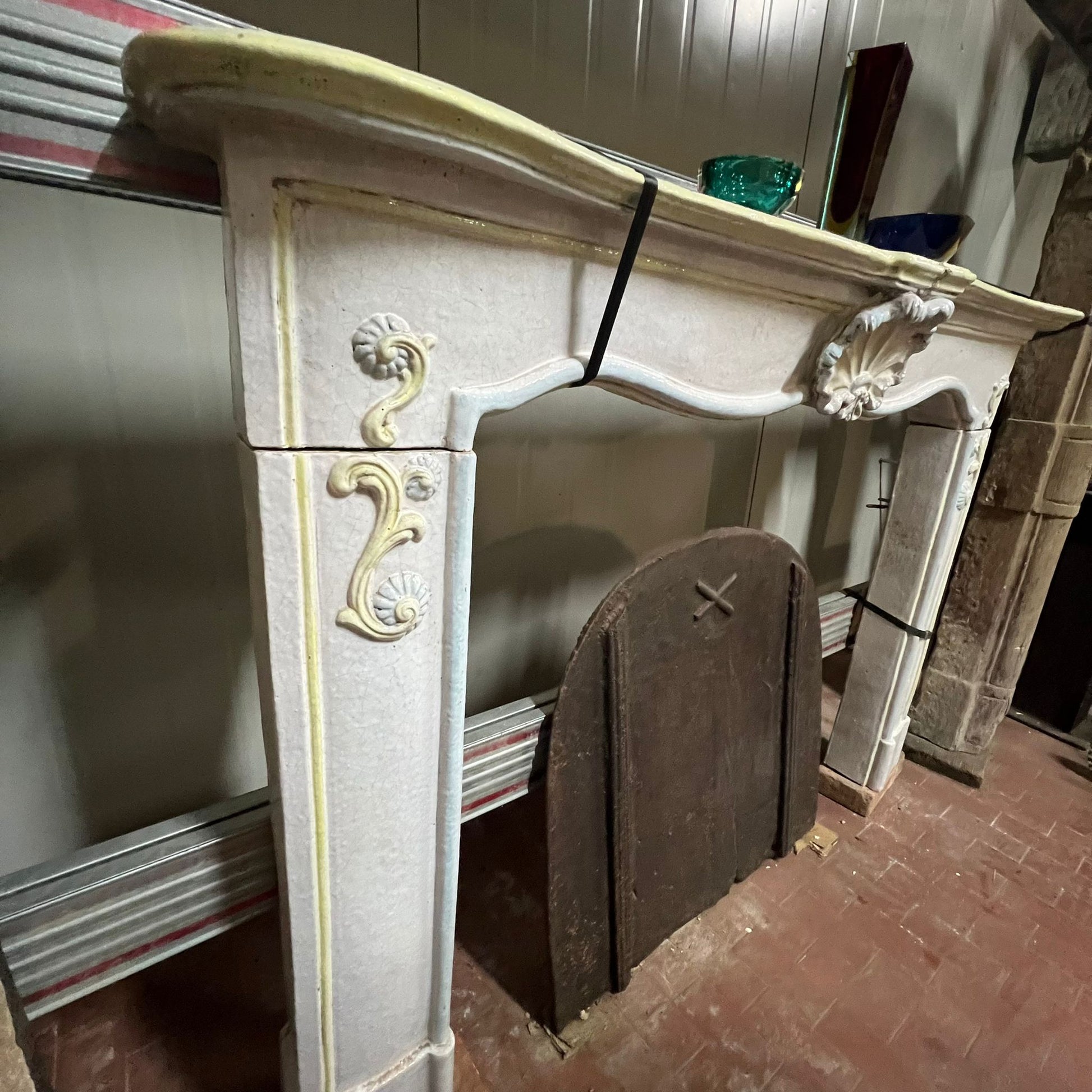 Antico camino in maiolica