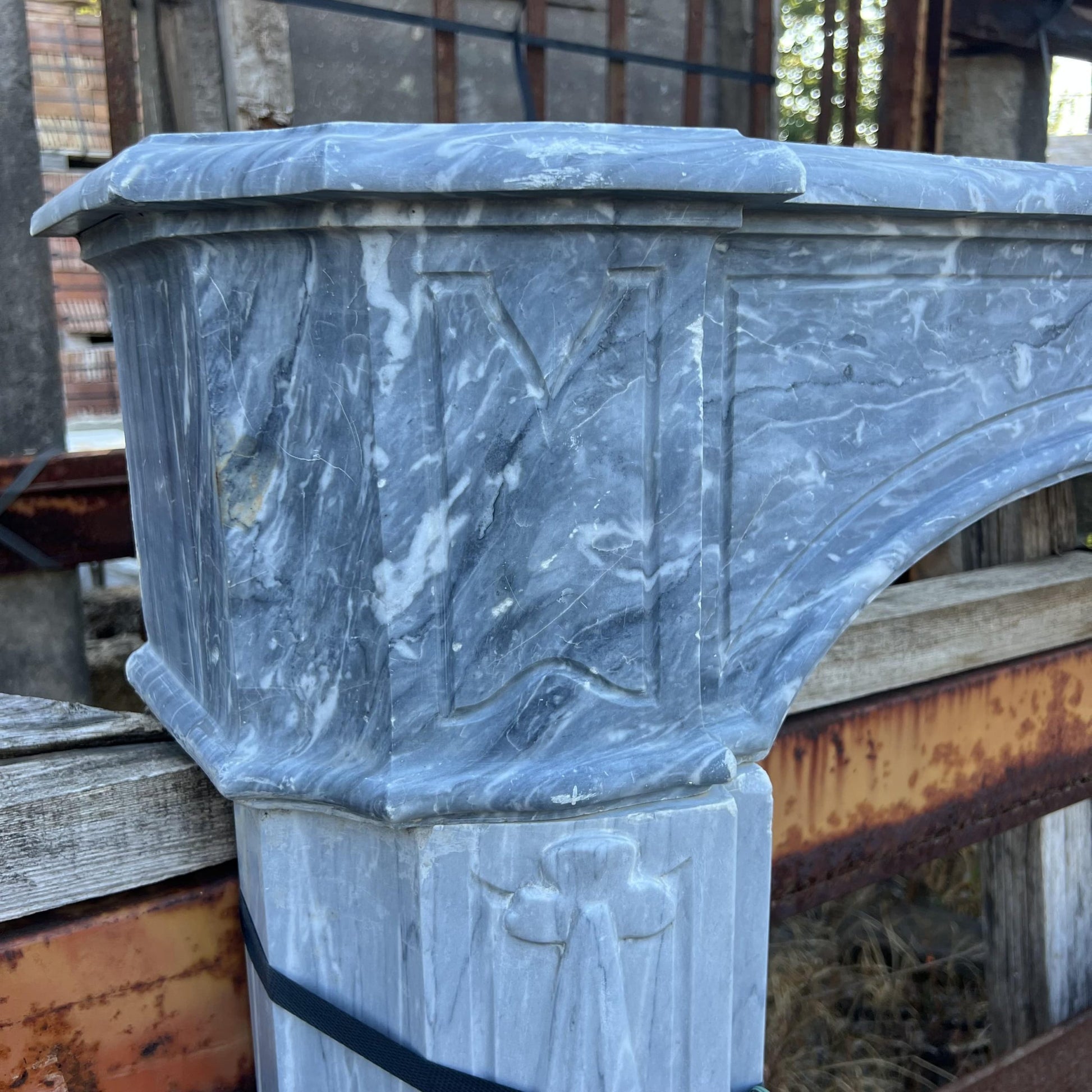 Antico camino in marmo 